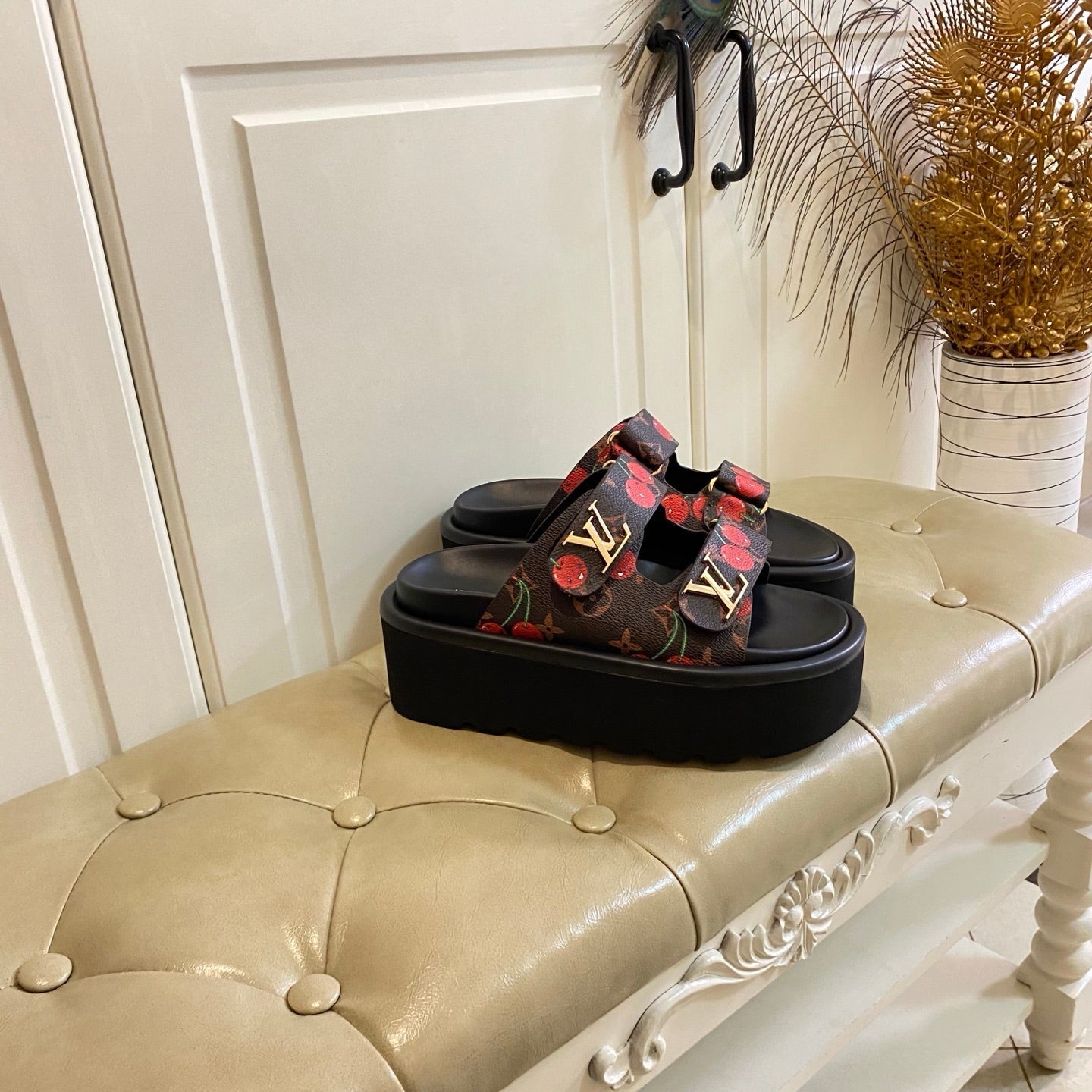 LV 26S WEDGE SLIDES 45 MM IN DARK BROWN MONOGRAM COATED CANVAS WITH CHERRY PRINT
