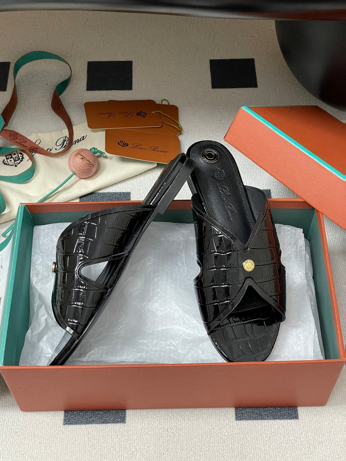 FLAT SLIPPERS IN BLACK CALFSKIN SNAKE EMBOSSING