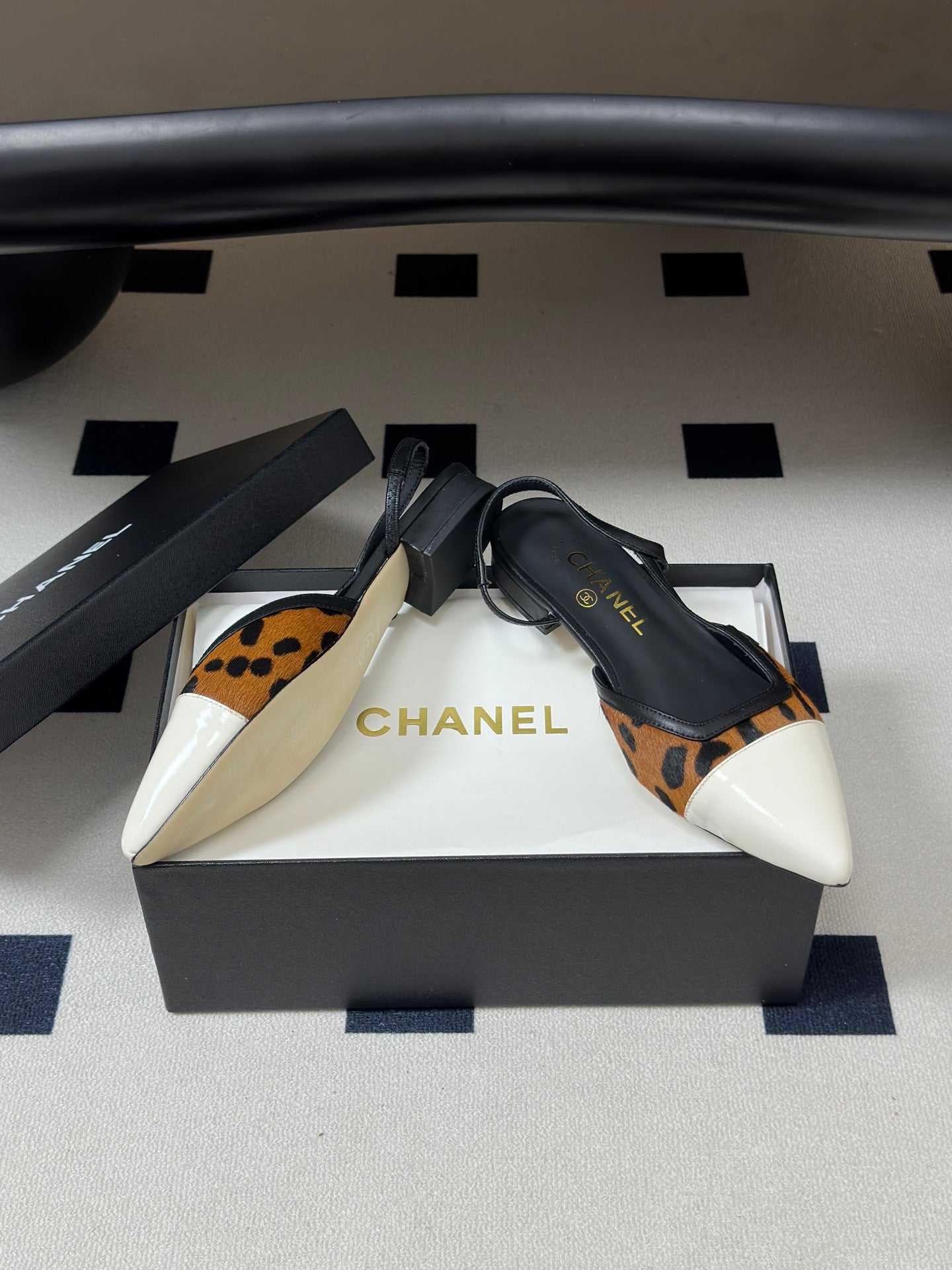 CHANEL 26S POINTED TOE SLINGBACKS IN BROWN PONY HAIR AND WHITE LAMBSKIN