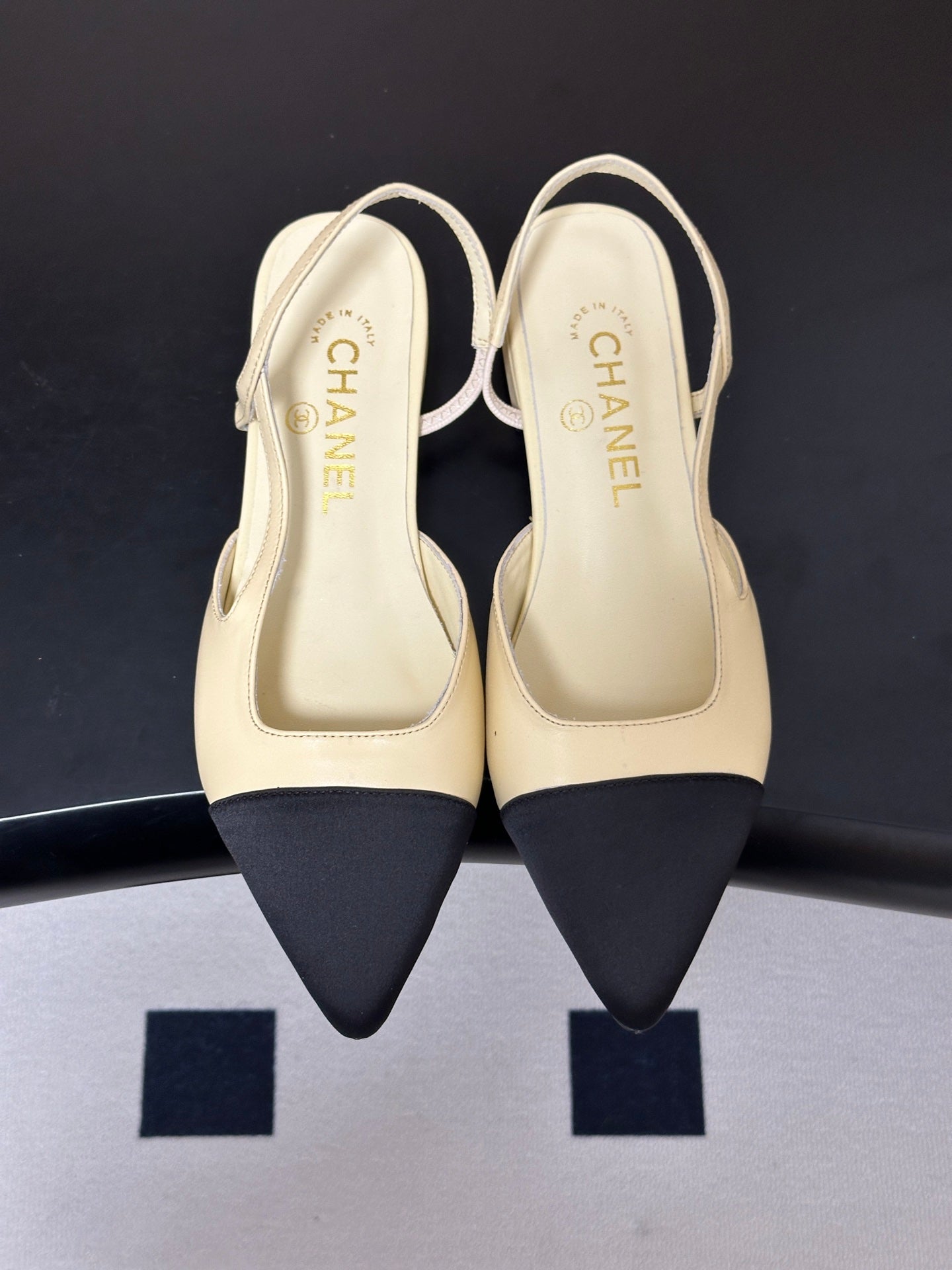 CHANEL 26S POINTED TOE SLINGBACKS IN CREAM LAMBSKIN AND BLACK FABRIC