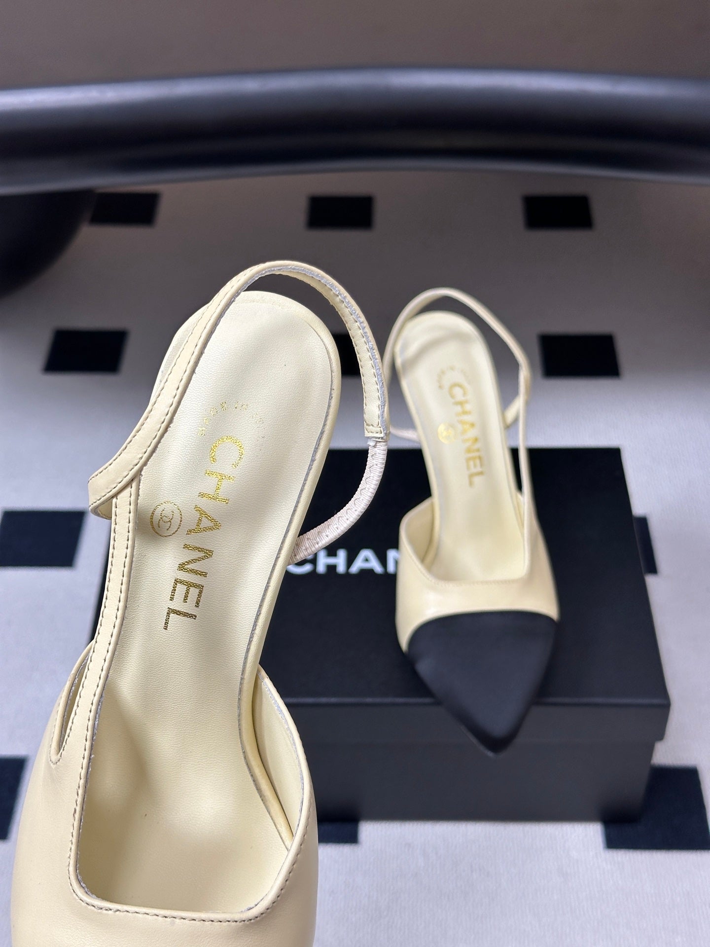 CHANEL 26S POINTED TOE HIGH HEEL SLINGBACKS 85 MM IN CREAM LAMBSKIN AND BLACK FABRIC