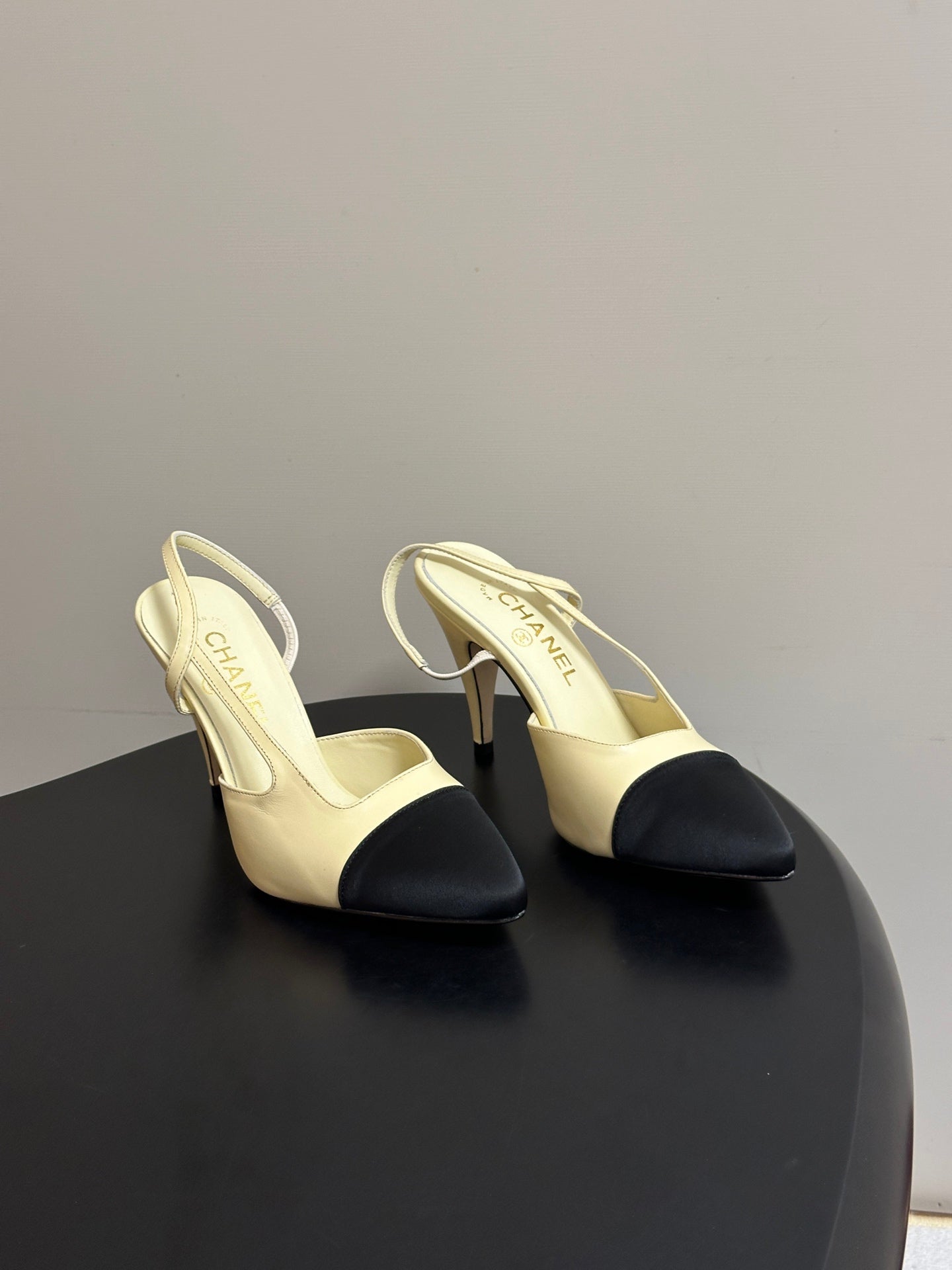 CHANEL 26S POINTED TOE HIGH HEEL SLINGBACKS 85 MM IN CREAM LAMBSKIN AND BLACK FABRIC