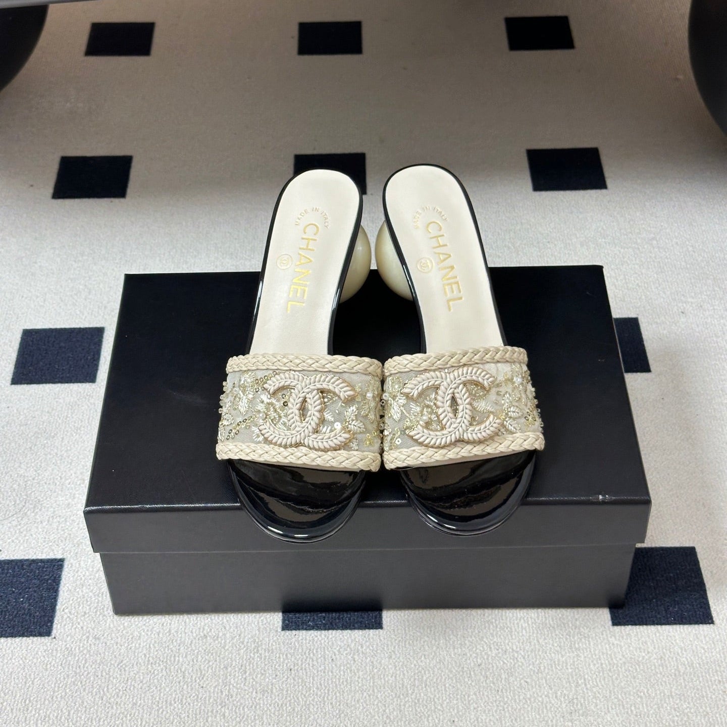CHANEL 26S PEARL EMBELLISHED FLAT SANDALS IN WHITE LEATHER AND EMBROIDERED FABRIC