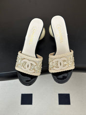 CHANEL 26S PEARL EMBELLISHED FLAT SANDALS IN WHITE LEATHER AND EMBROIDERED FABRIC