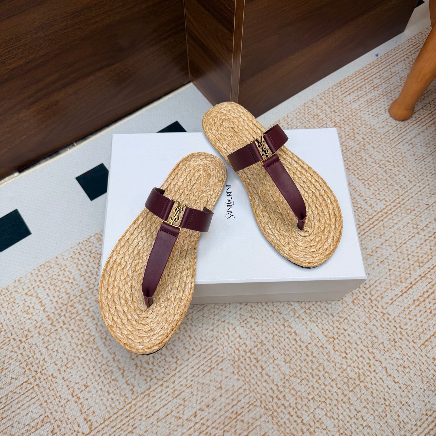 YSL 26S THONG SLIDES IN BEIGE RAFFIA AND WINE RED CALFSKIN