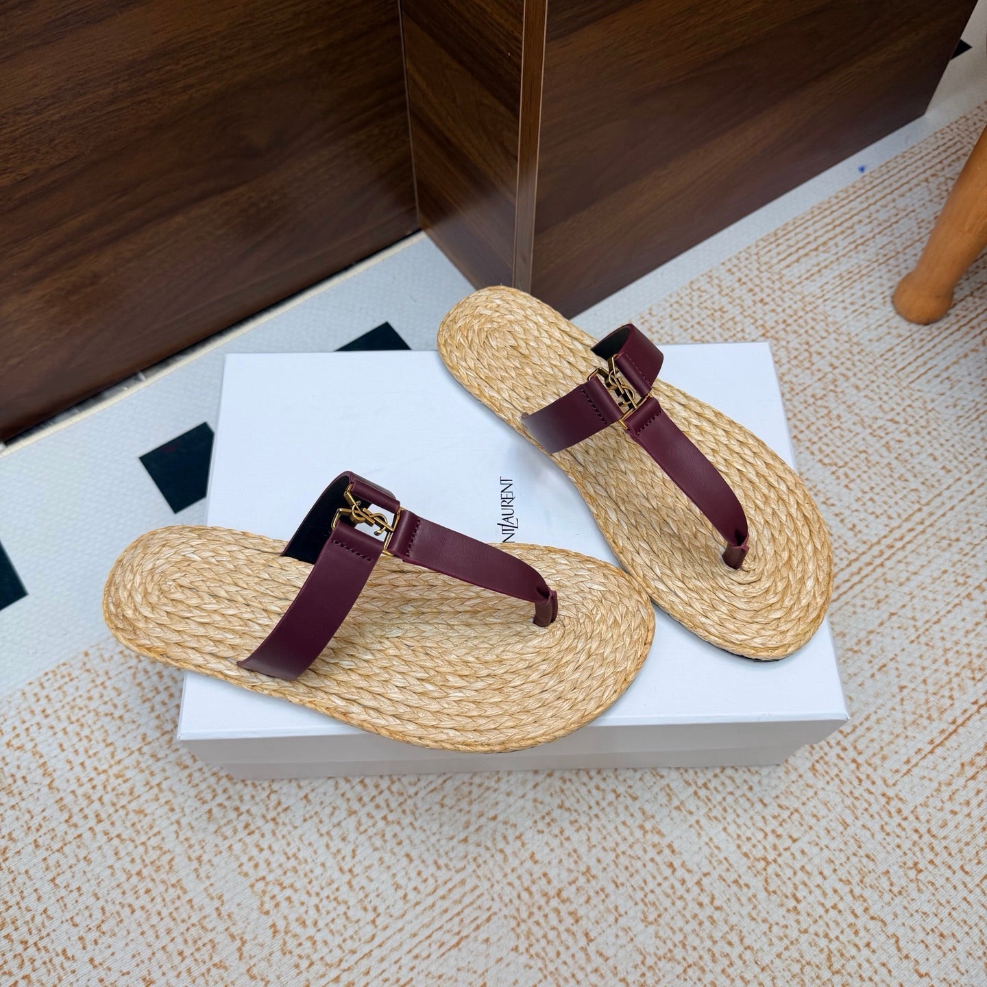 YSL 26S THONG SLIDES IN BEIGE RAFFIA AND WINE RED CALFSKIN