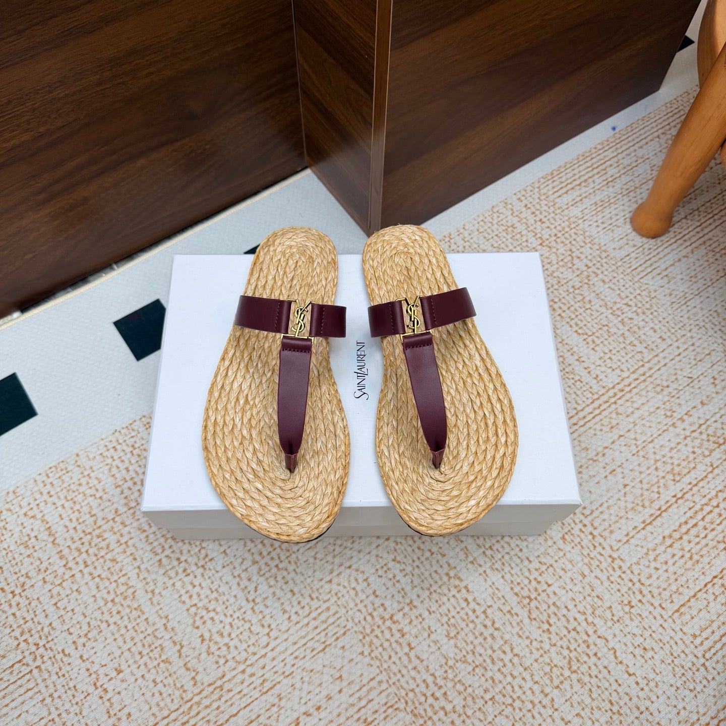 YSL 26S THONG SLIDES IN BEIGE RAFFIA AND WINE RED CALFSKIN