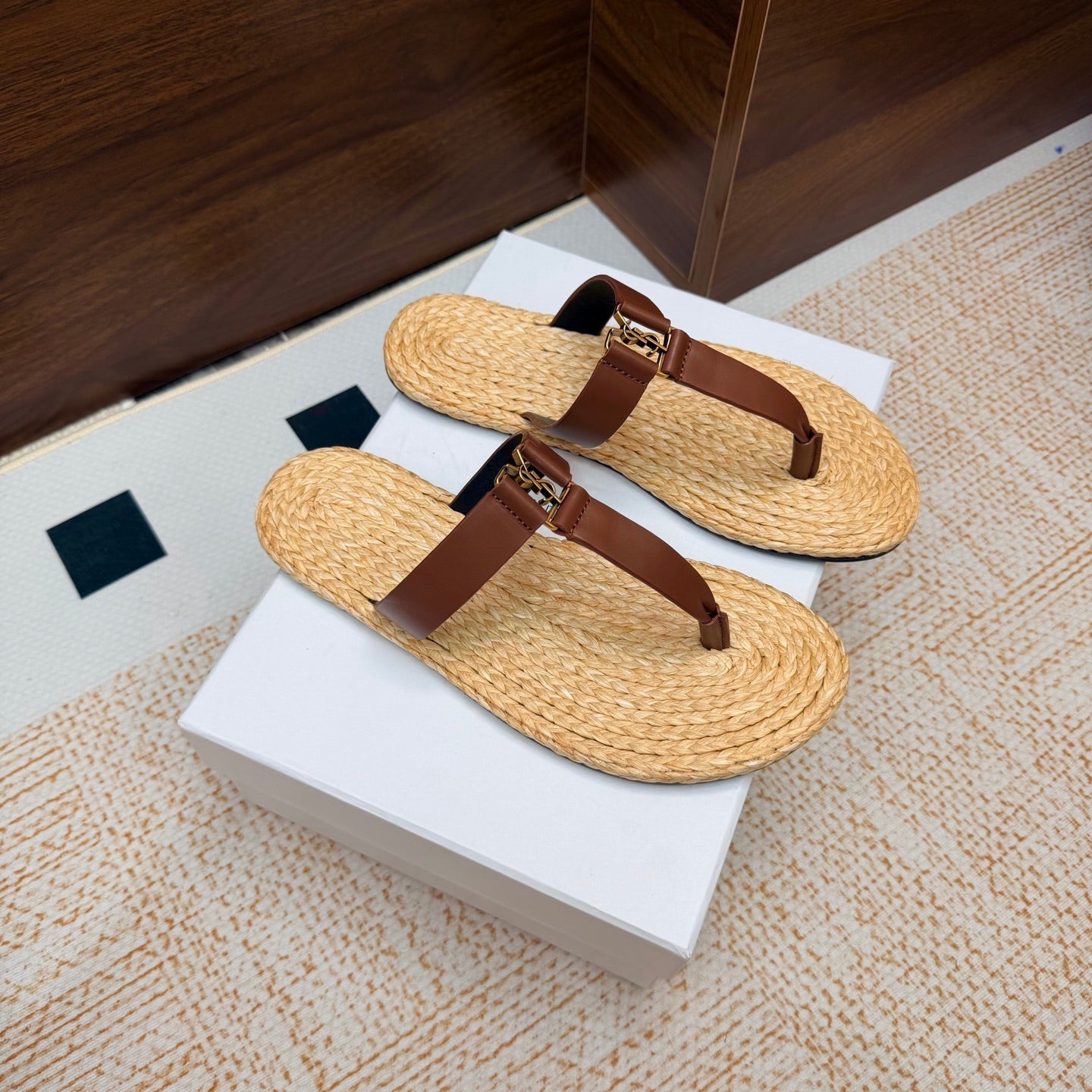 YSL 26S THONG SLIDES IN BEIGE RAFFIA AND BROWN CALFSKIN