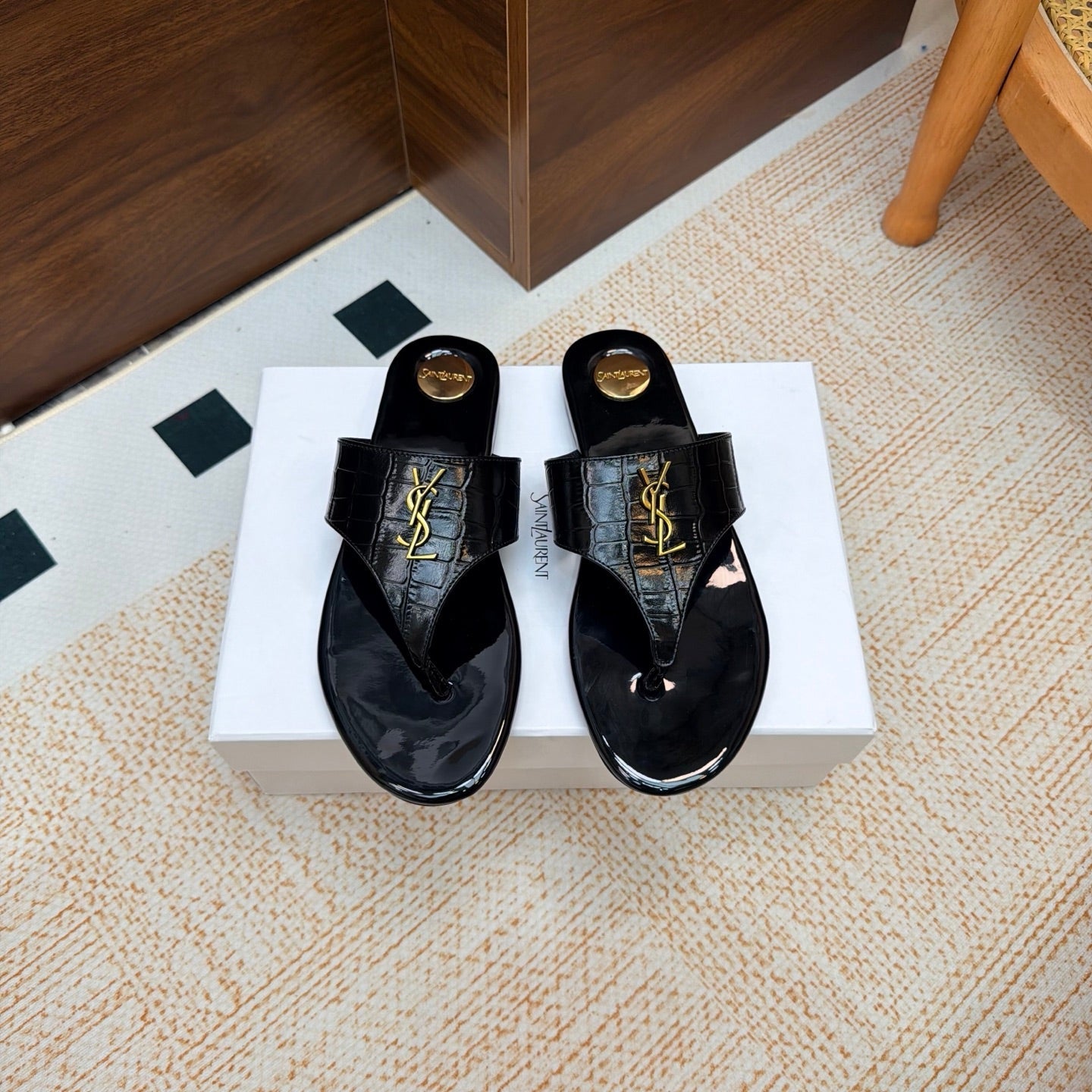 YSL 26S THONG SANDALS IN BLACK PATENT CROCODILE-EMBOSSED CALFSKIN