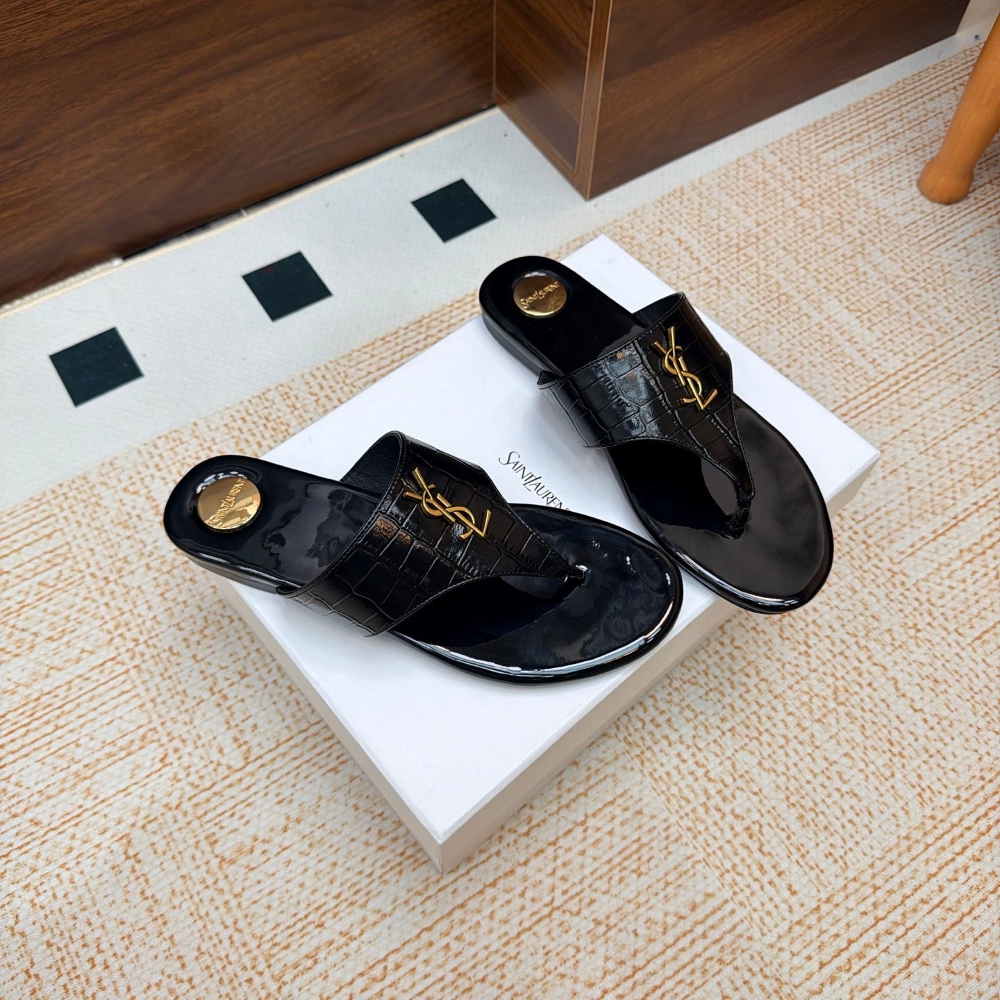 YSL 26S THONG SANDALS IN BLACK PATENT CROCODILE-EMBOSSED CALFSKIN
