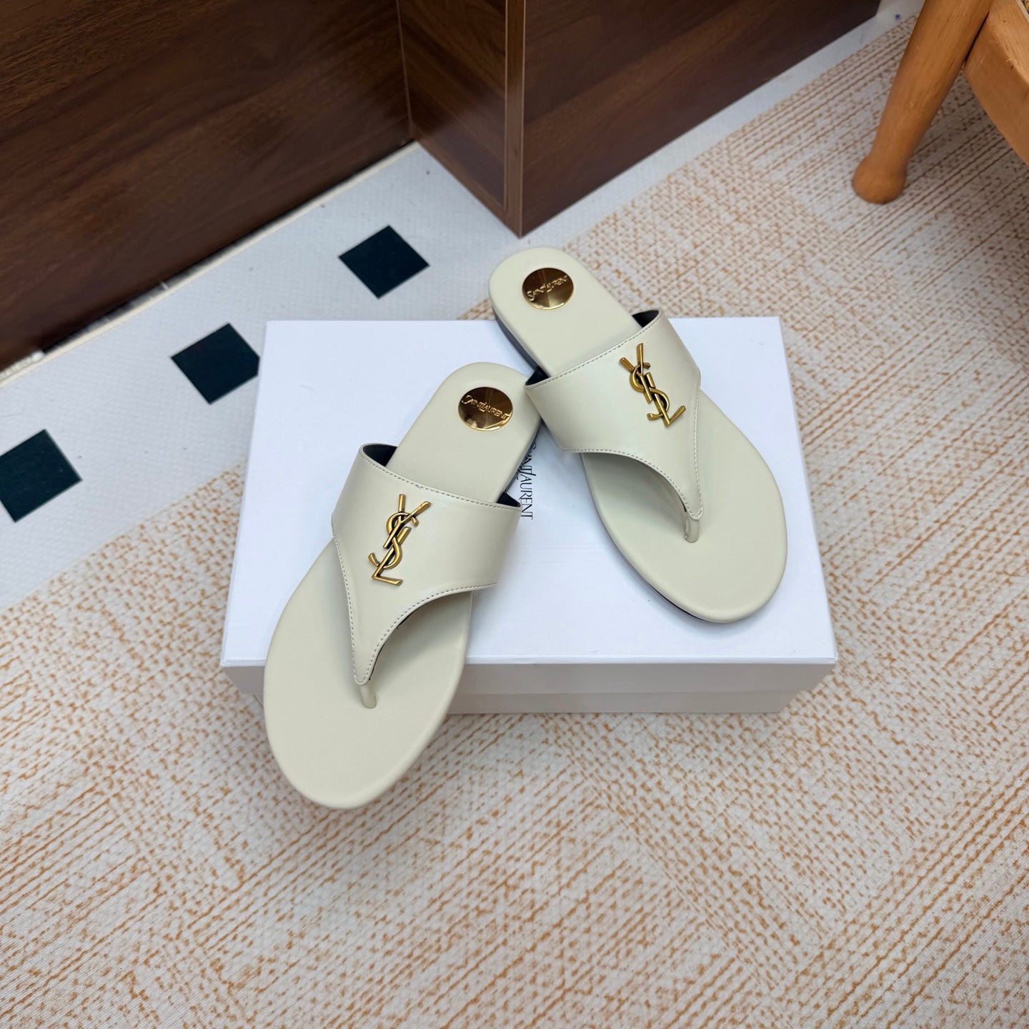 YSL 26S THONG SANDALS IN OFF-WHITE CALFSKIN