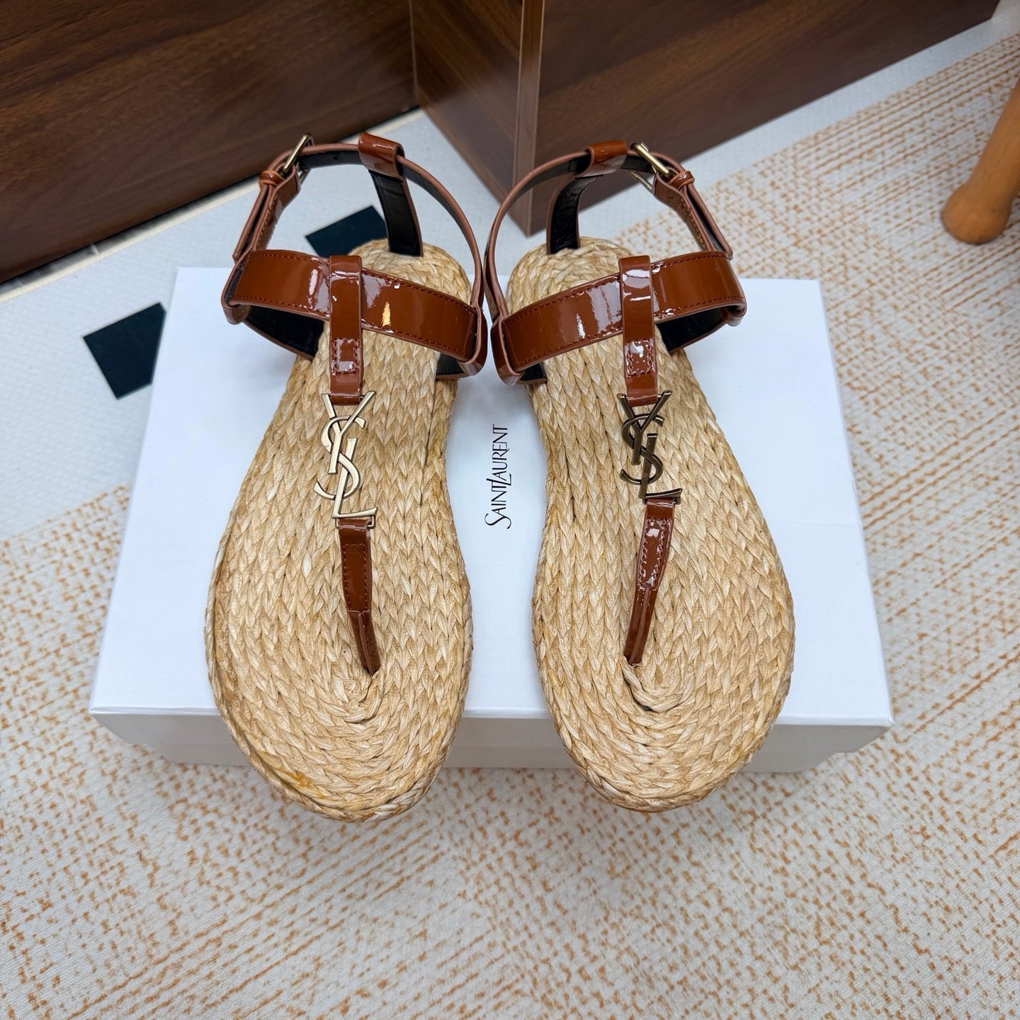 YSL 26S THONG SANDALS IN BEIGE RAFFIA AND BROWN GLOSSY CALFSKIN