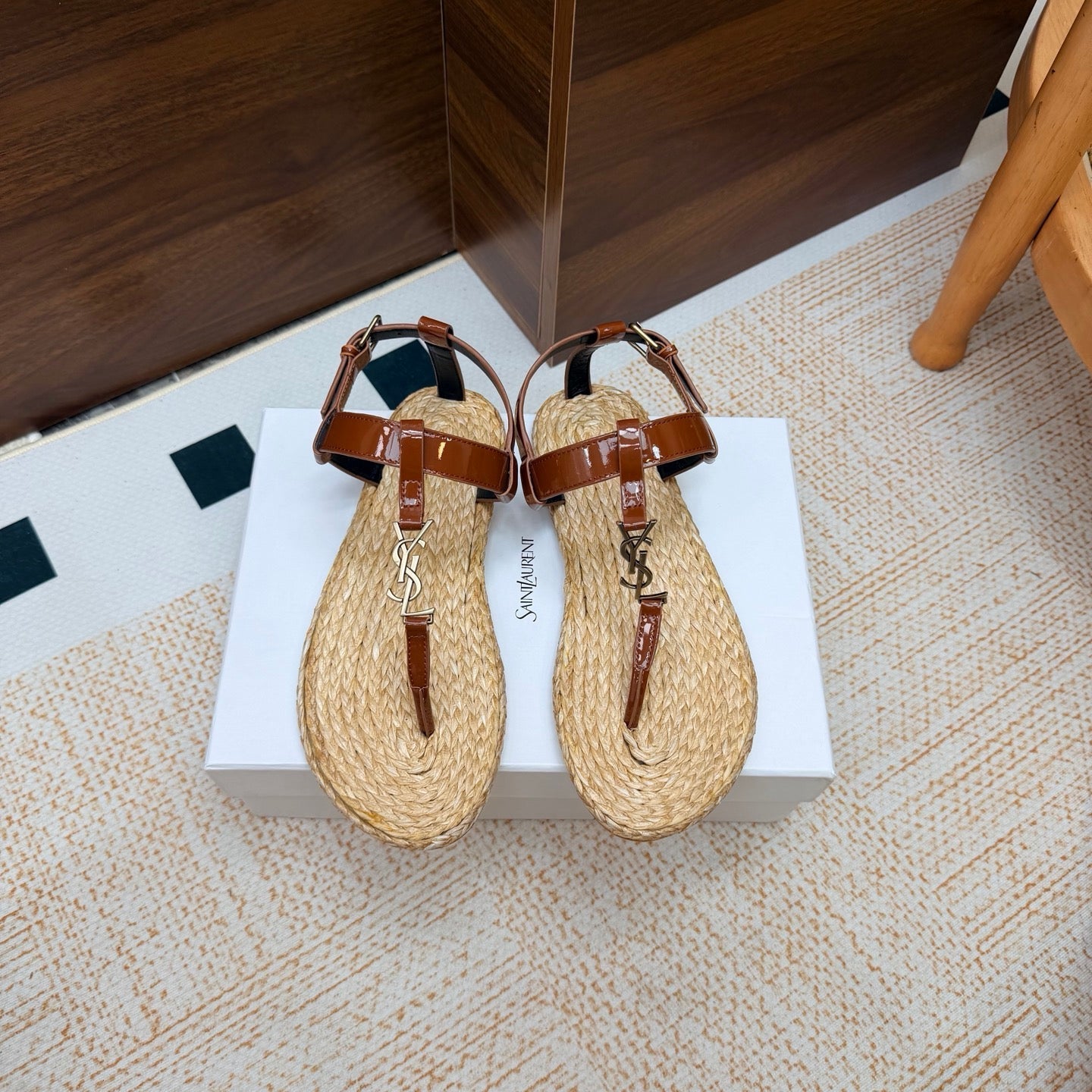 YSL 26S THONG SANDALS IN BEIGE RAFFIA AND BROWN GLOSSY CALFSKIN