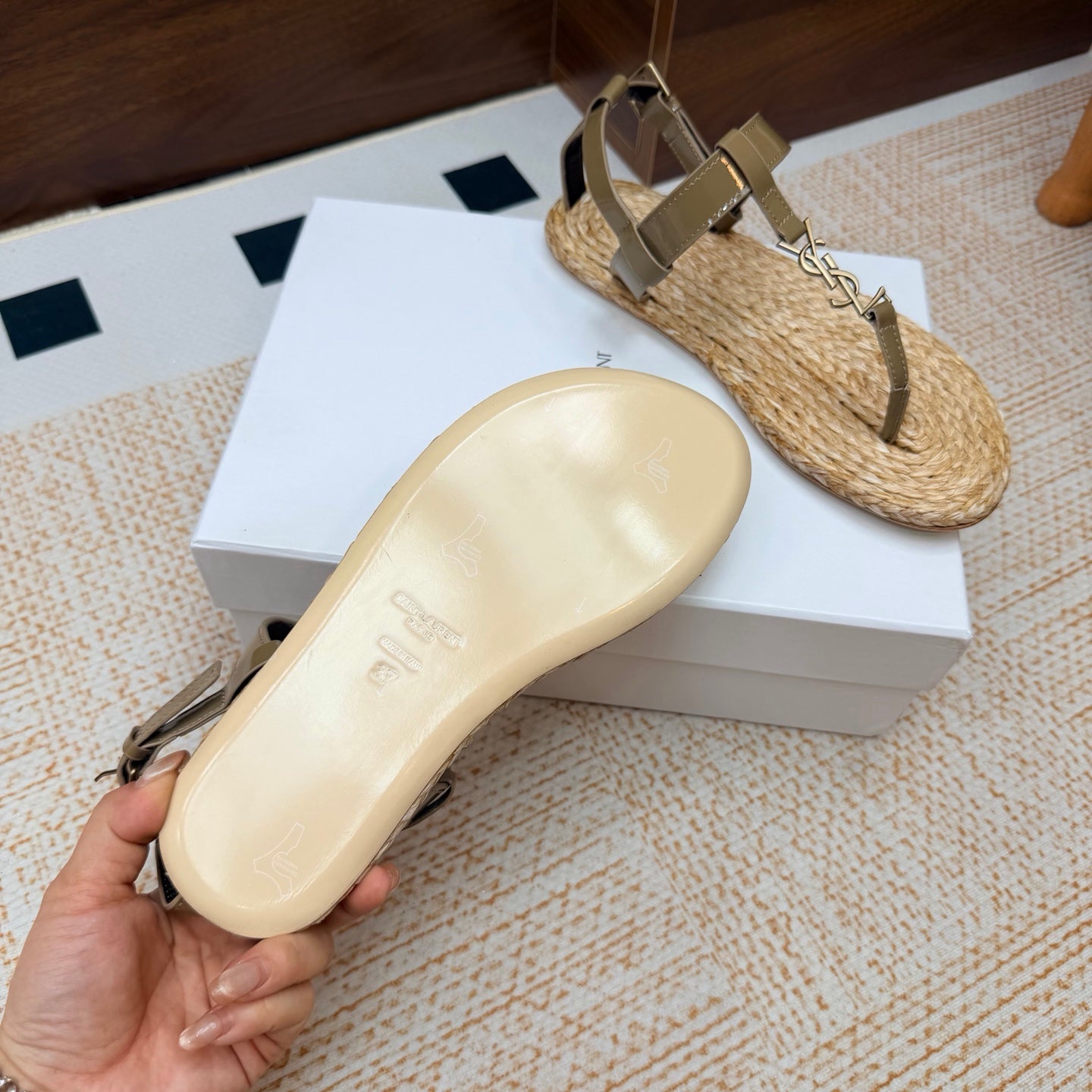 YSL 26S THONG SANDALS IN BEIGE RAFFIA AND KHAKI GREEN GLOSSY CALFSKIN