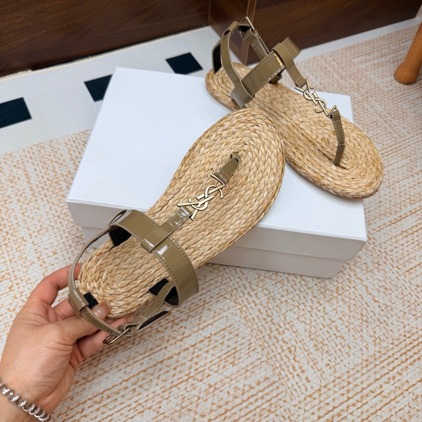 YSL 26S THONG SANDALS IN BEIGE RAFFIA AND KHAKI GREEN GLOSSY CALFSKIN