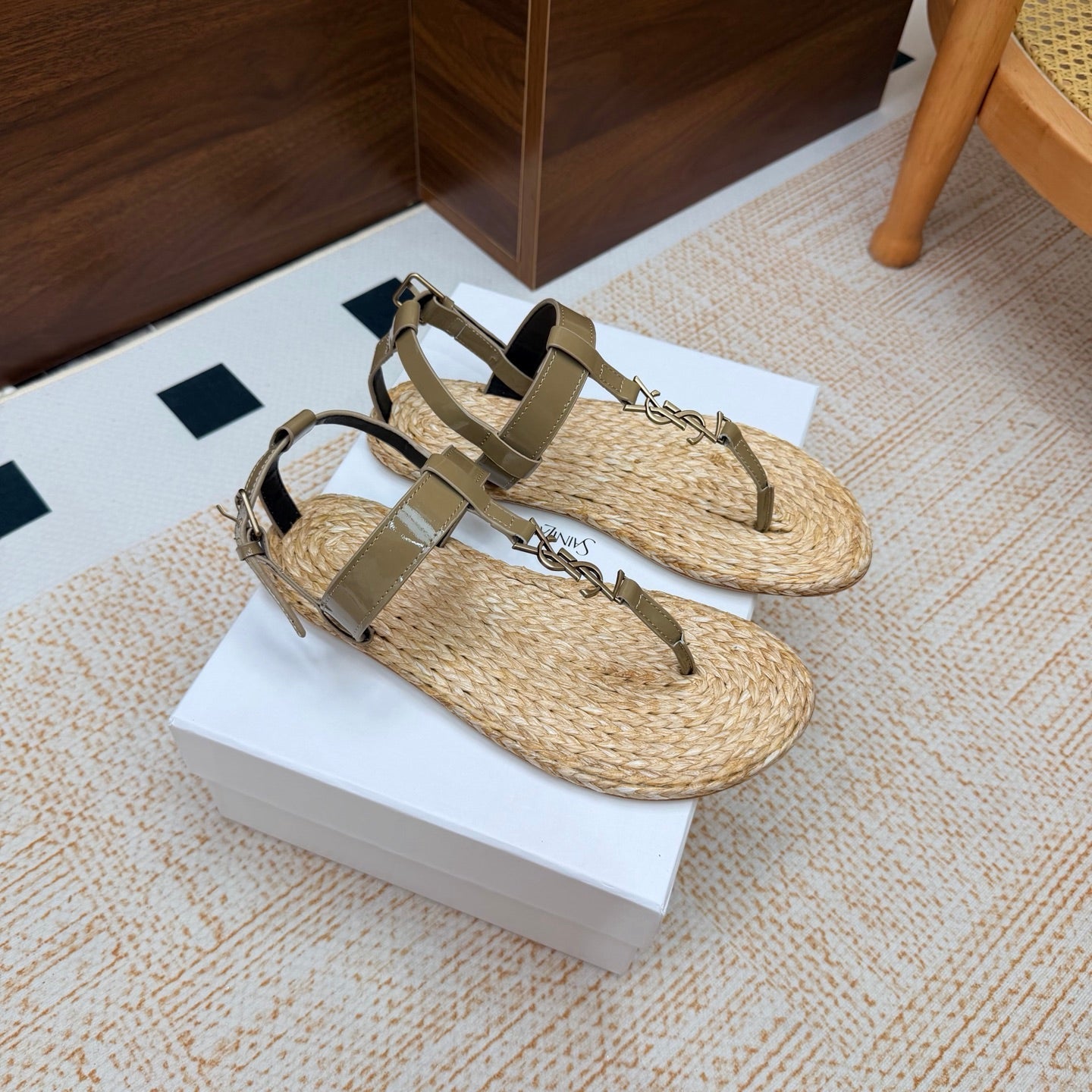 YSL 26S THONG SANDALS IN BEIGE RAFFIA AND KHAKI GREEN GLOSSY CALFSKIN