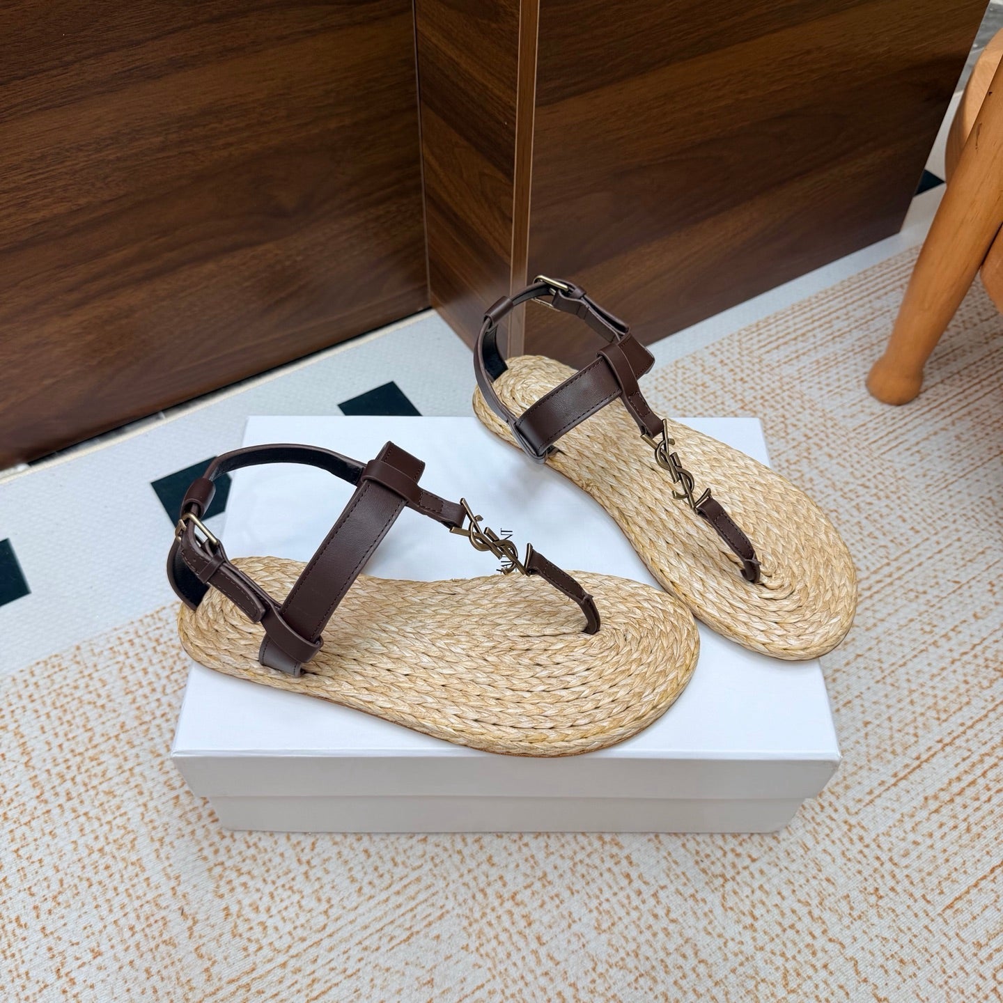 YSL 26S THONG SANDALS IN BEIGE RAFFIA AND DARK BROWN CALFSKIN