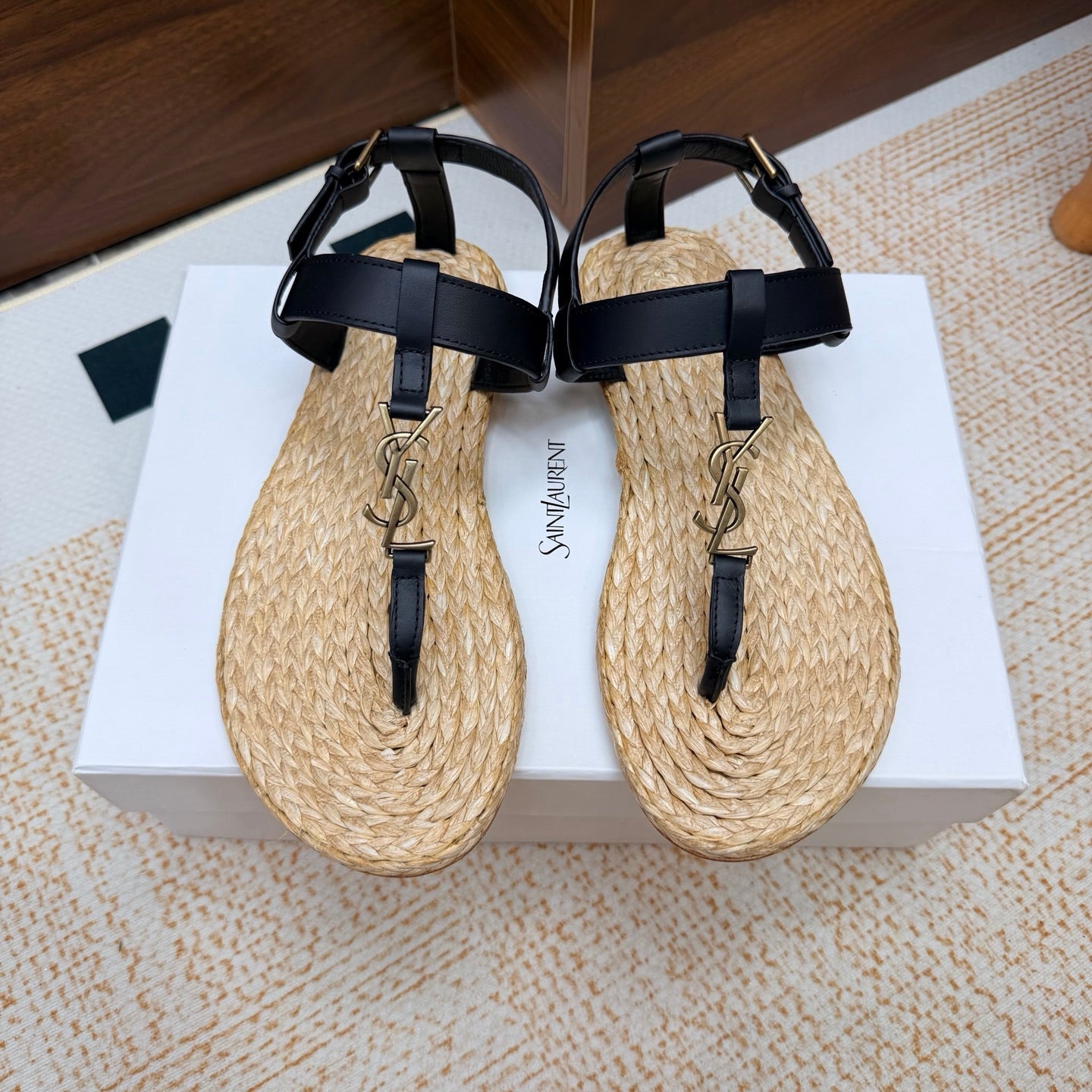 YSL 26S THONG SANDALS IN BEIGE RAFFIA AND BLACK CALFSKIN