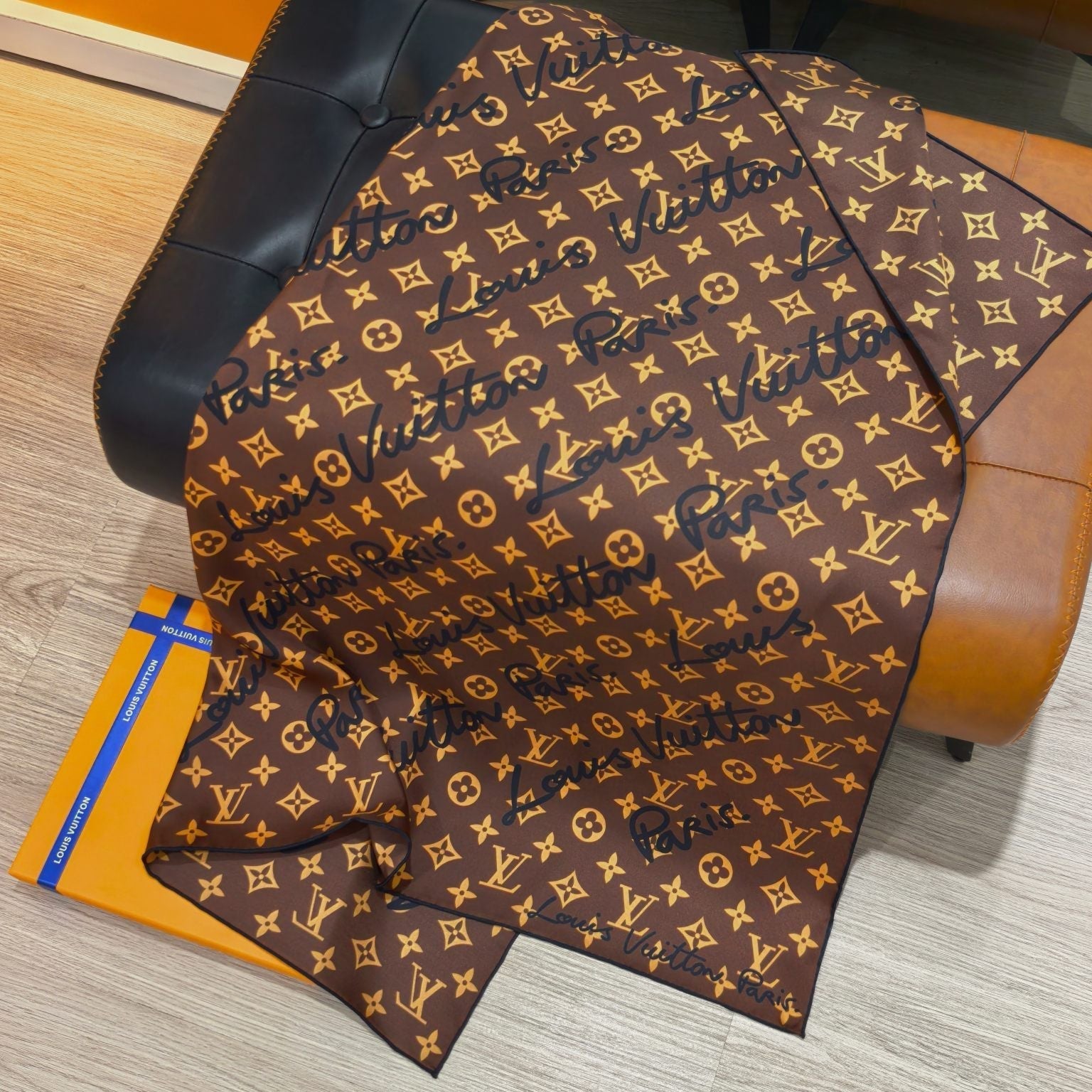 LV 26S SCARF 90 IN SILK 315070