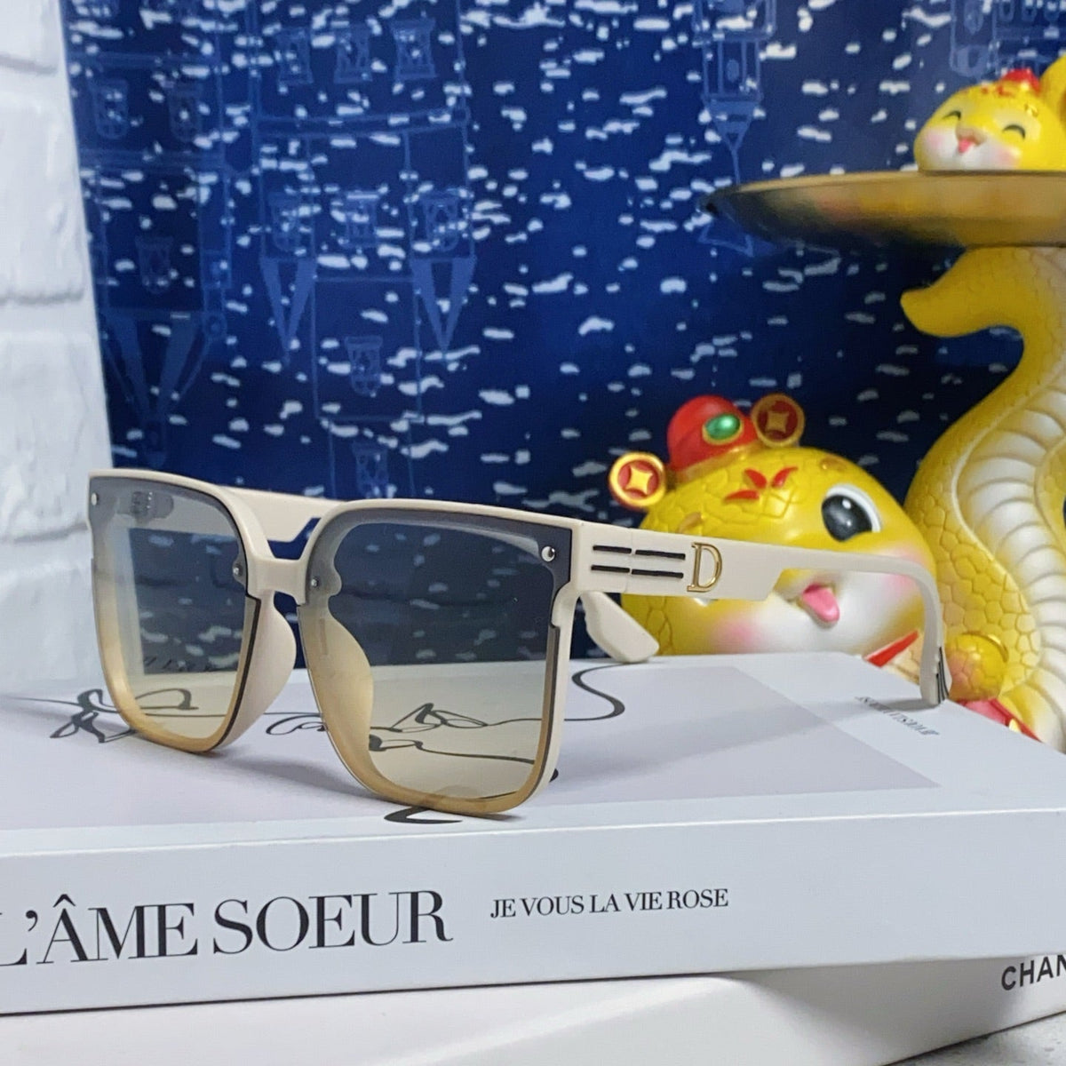 MONTAIGNE SUNGLASS 560858 IN IVORY ACETATE GREY YELLOW SMOKE LENSES