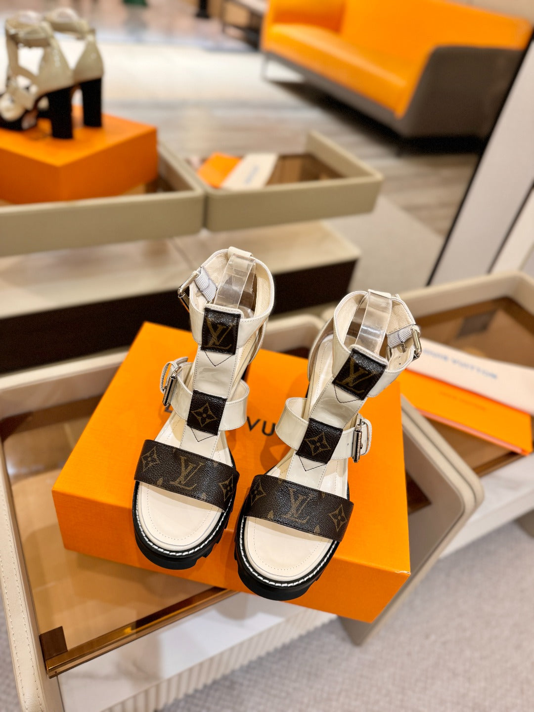 LV 26S STAR TRAIL HEELS 100 MM IN CREAM WHITE AND BROWN CALFSKIN