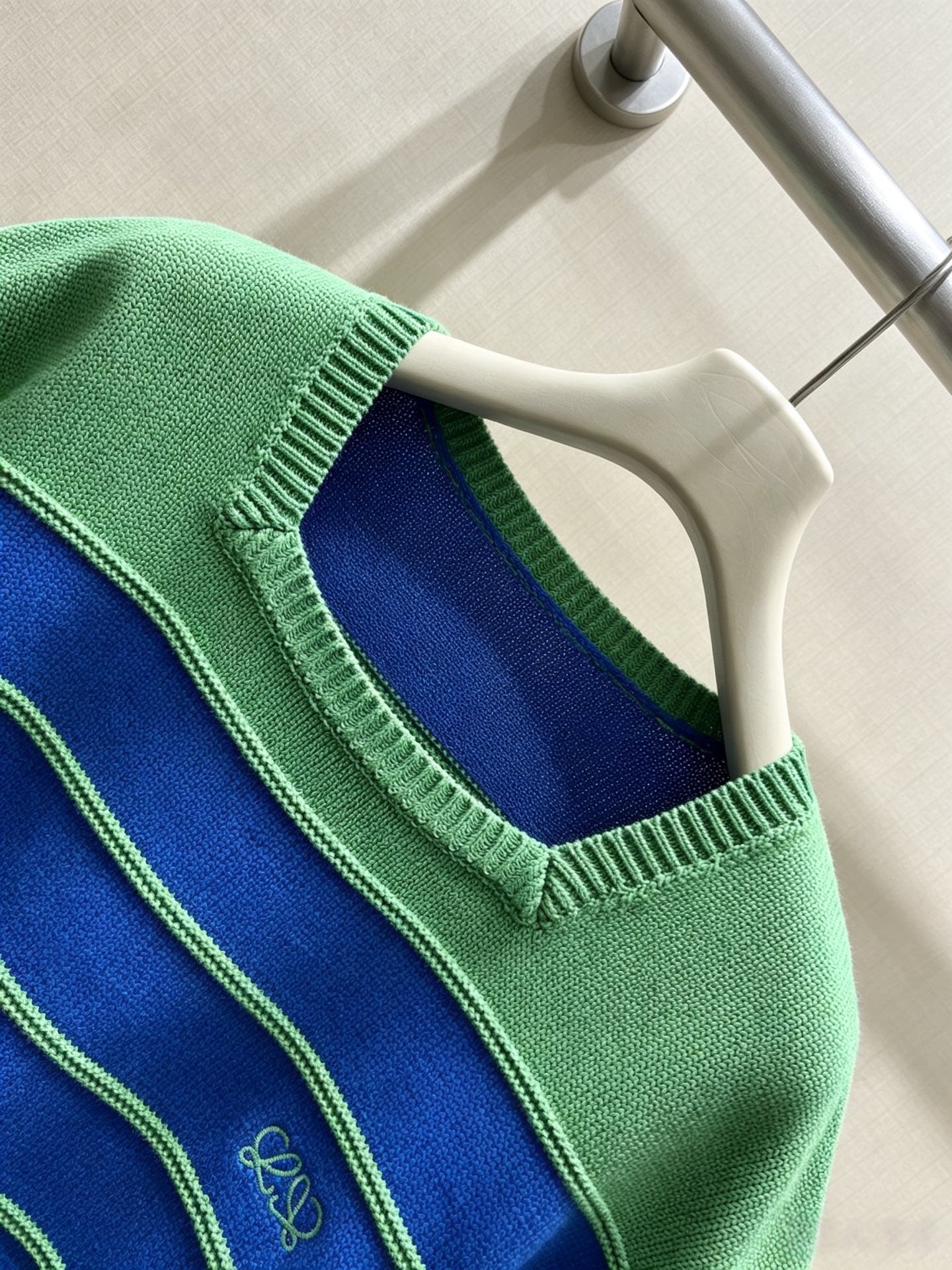 LOEWE 26S STRIPED SHORT-SLEEVE KNITTED SWEATER 551