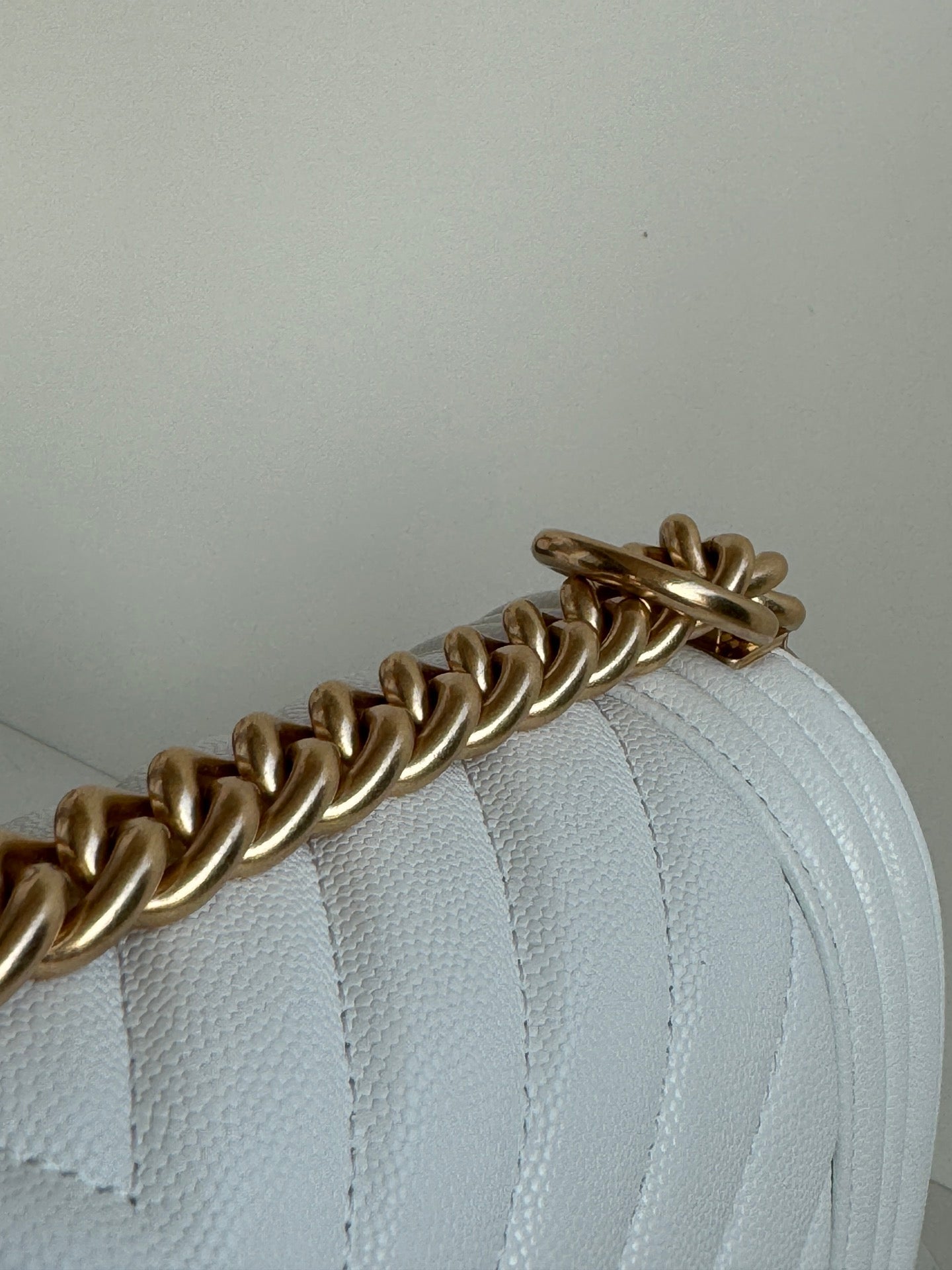 CHANEL BOY 25S 25 CM IN WHITE LAMBSKIN WITH GOLD HARDWARE