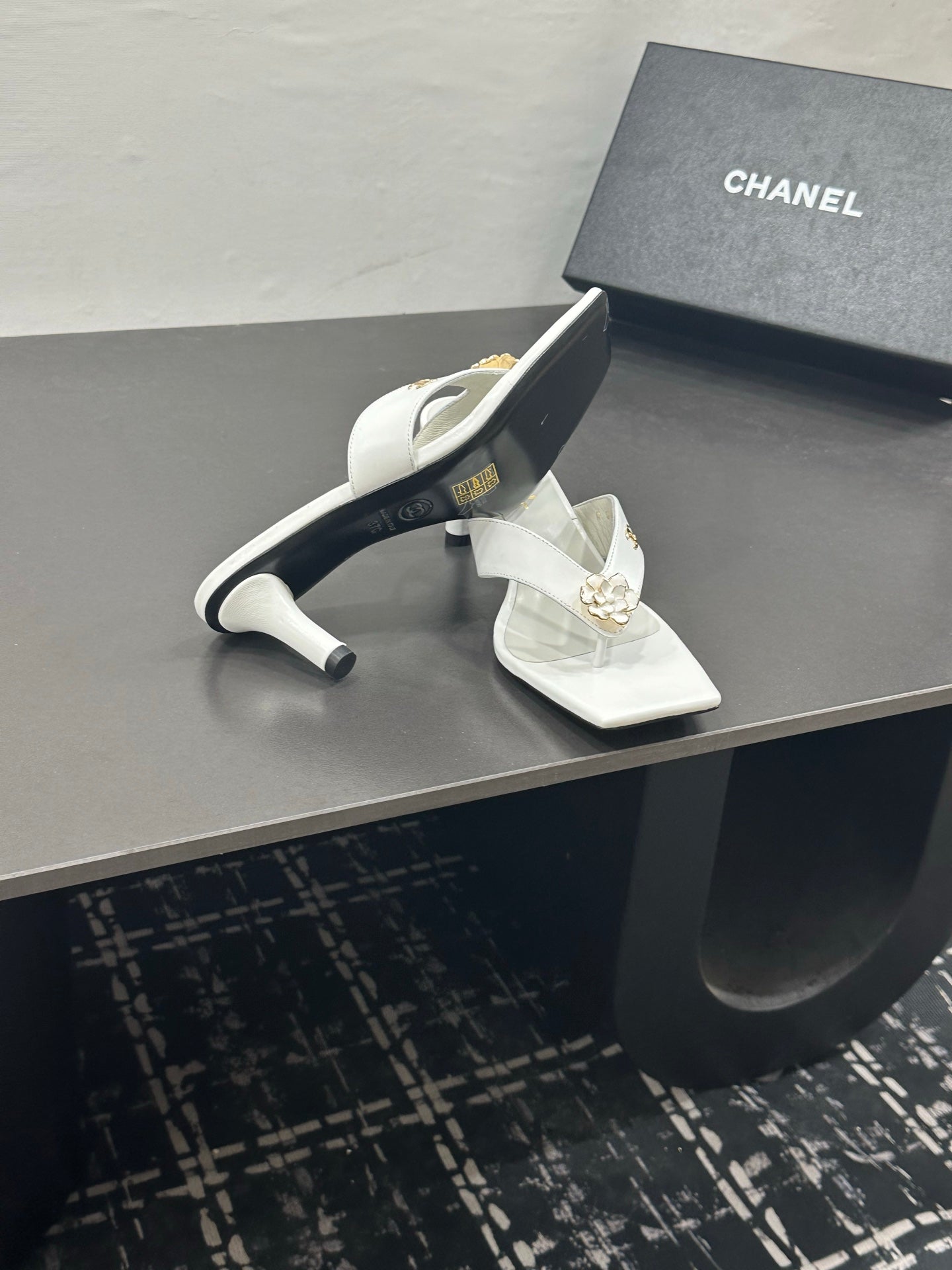 CHANEL 26S HIGH-HEEL THONG SANDALS IN WHITE LAMBSKIN WITH FLOWER DETAIL