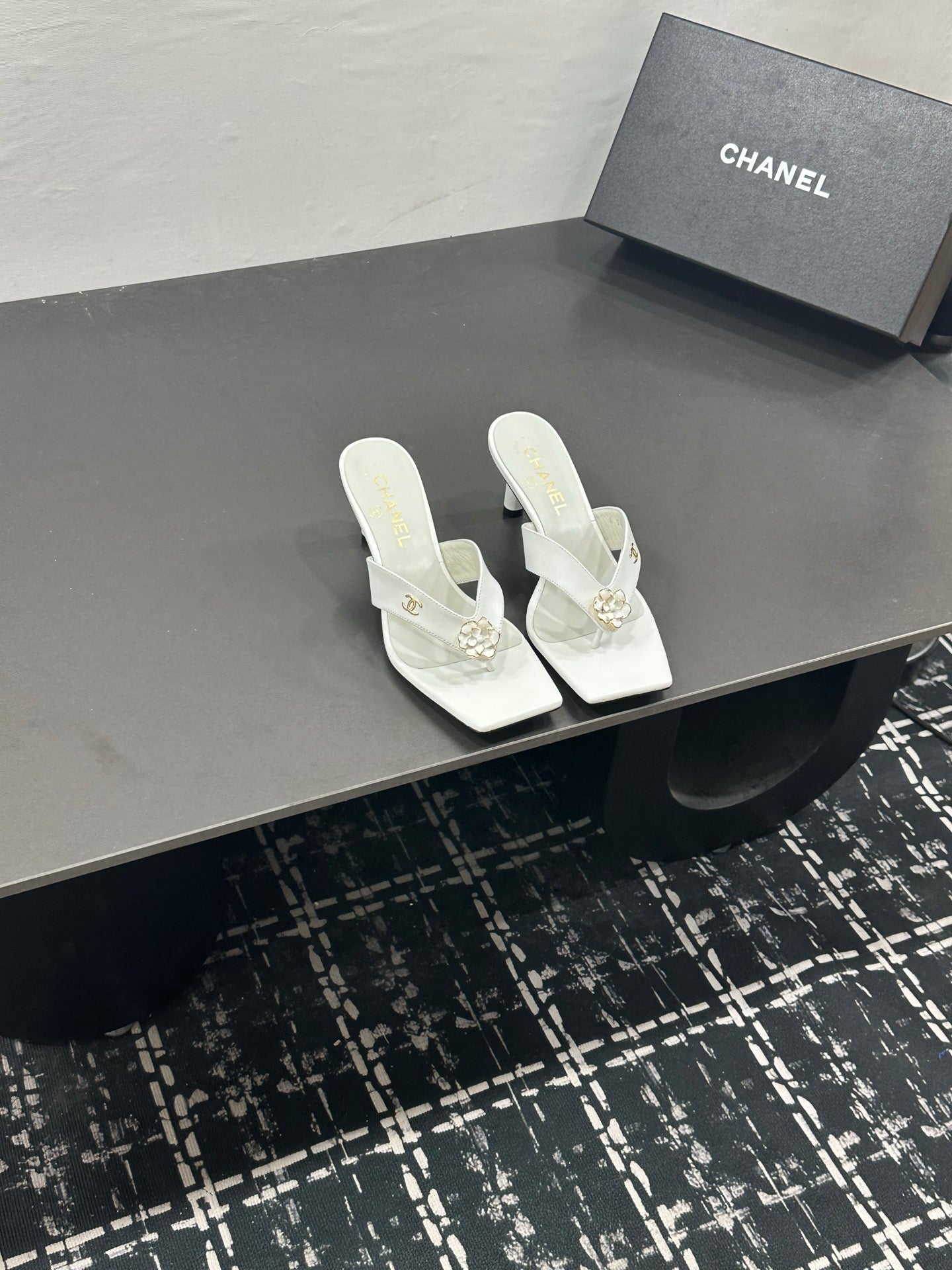 CHANEL 26S HIGH-HEEL THONG SANDALS IN WHITE LAMBSKIN WITH FLOWER DETAIL