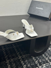 CHANEL 26S HIGH-HEEL THONG SANDALS IN WHITE LAMBSKIN WITH FLOWER DETAIL
