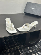 CHANEL 26S HIGH-HEEL THONG SANDALS IN WHITE LAMBSKIN WITH FLOWER DETAIL