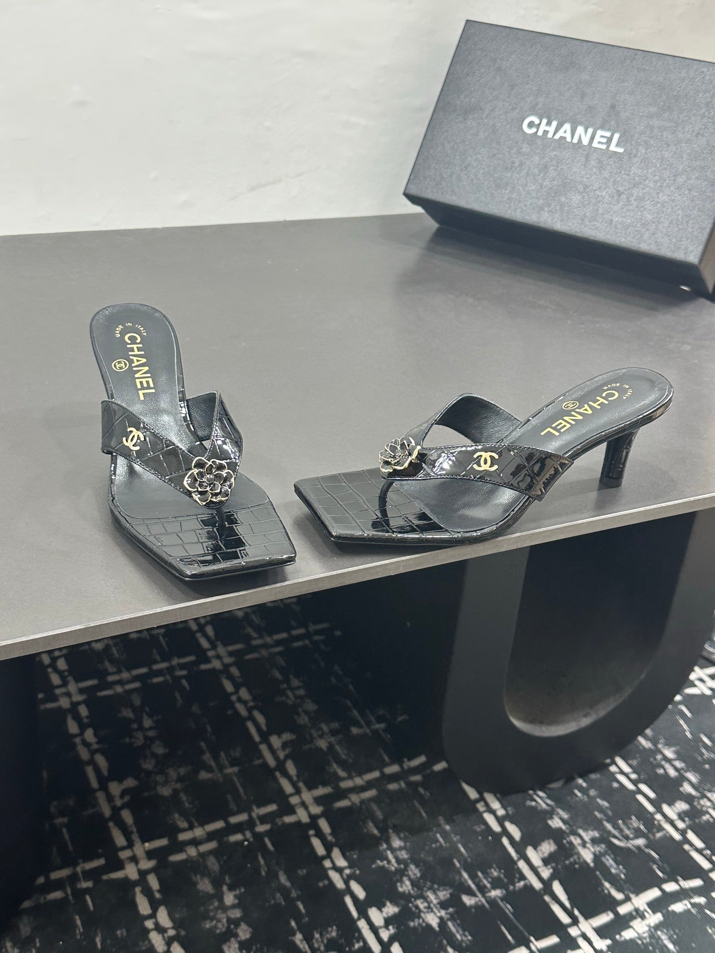 CHANEL 26S HIGH-HEEL THONG SANDALS IN BLACK PATENT CROCODILE-EMBOSSED