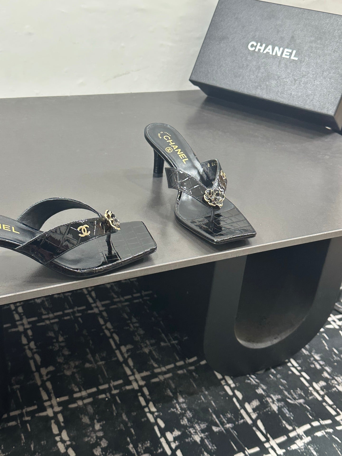 CHANEL 26S HIGH-HEEL THONG SANDALS IN BLACK PATENT CROCODILE-EMBOSSED
