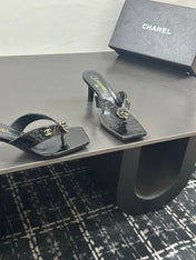 CHANEL 26S HIGH-HEEL THONG SANDALS IN BLACK PATENT CROCODILE-EMBOSSED