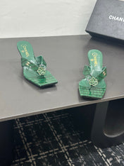 CHANEL 26S HIGH-HEEL THONG SANDALS IN GREEN PATENT CROCODILE-EMBOSSED