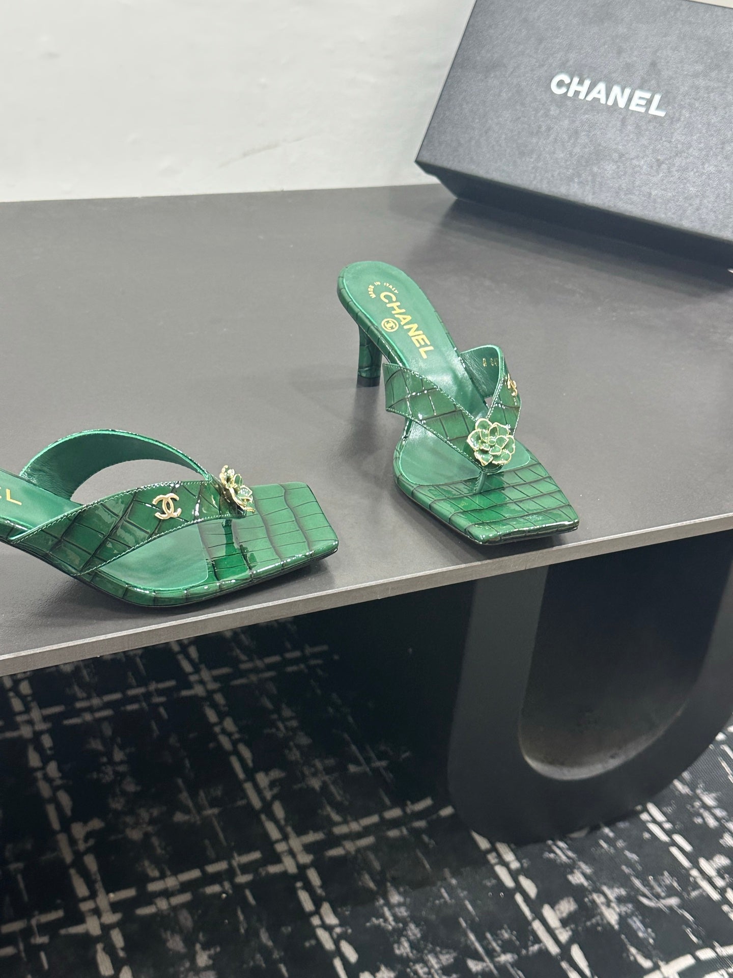 CHANEL 26S HIGH-HEEL THONG SANDALS IN GREEN PATENT CROCODILE-EMBOSSED