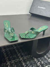 CHANEL 26S HIGH-HEEL THONG SANDALS IN GREEN PATENT CROCODILE-EMBOSSED