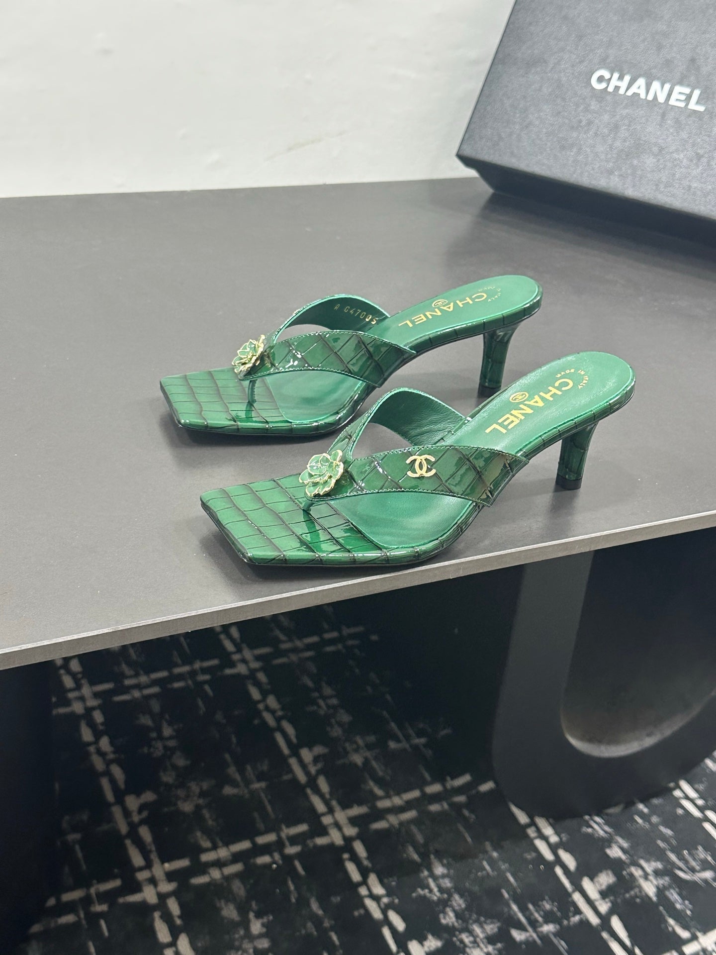 CHANEL 26S HIGH-HEEL THONG SANDALS IN GREEN PATENT CROCODILE-EMBOSSED