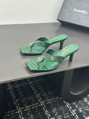 CHANEL 26S HIGH-HEEL THONG SANDALS IN GREEN PATENT CROCODILE-EMBOSSED