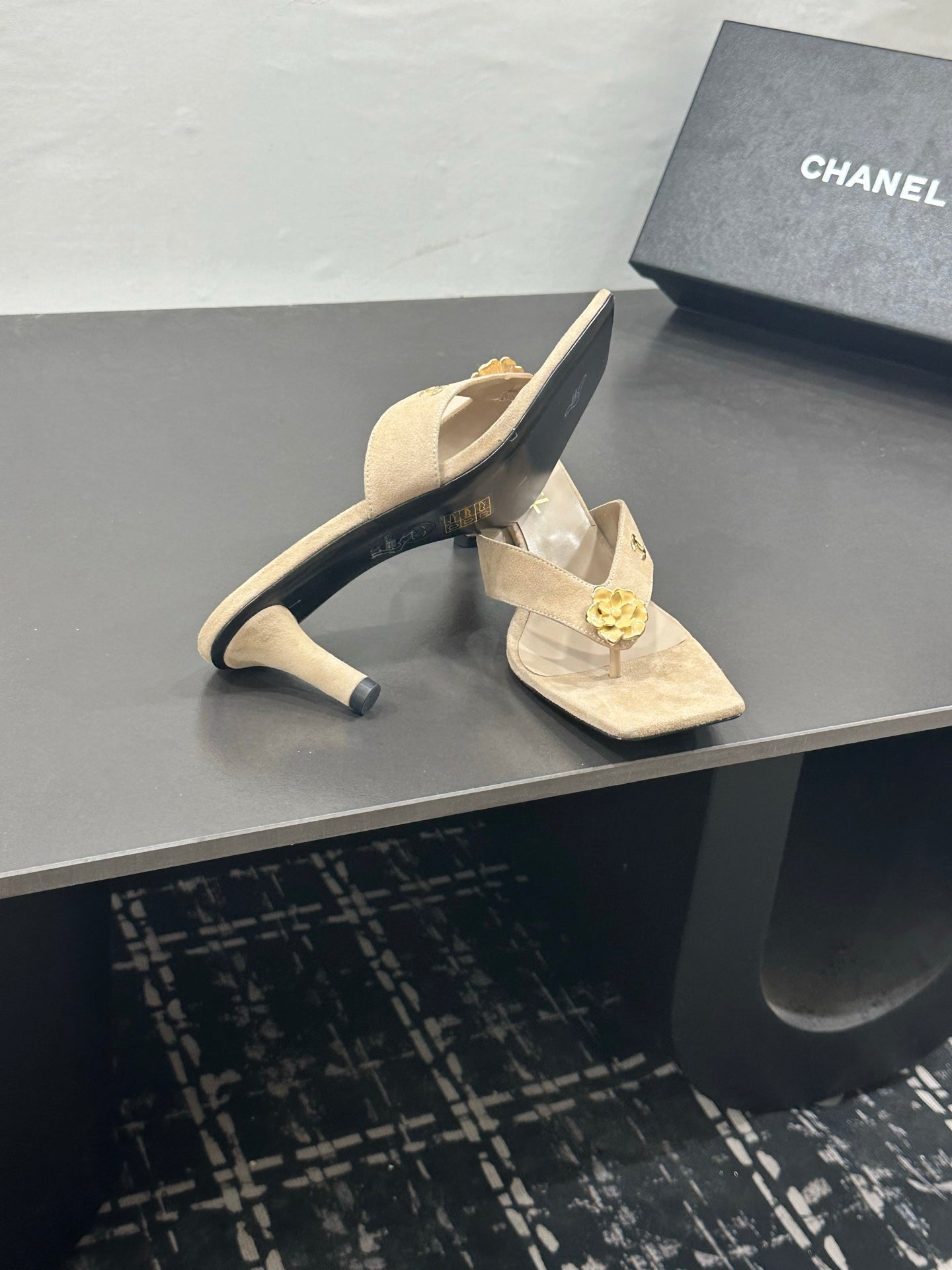 CHANEL 26S HIGH-HEEL THONG SANDALS IN BEIGE SUEDE WITH FLOWER DETAIL