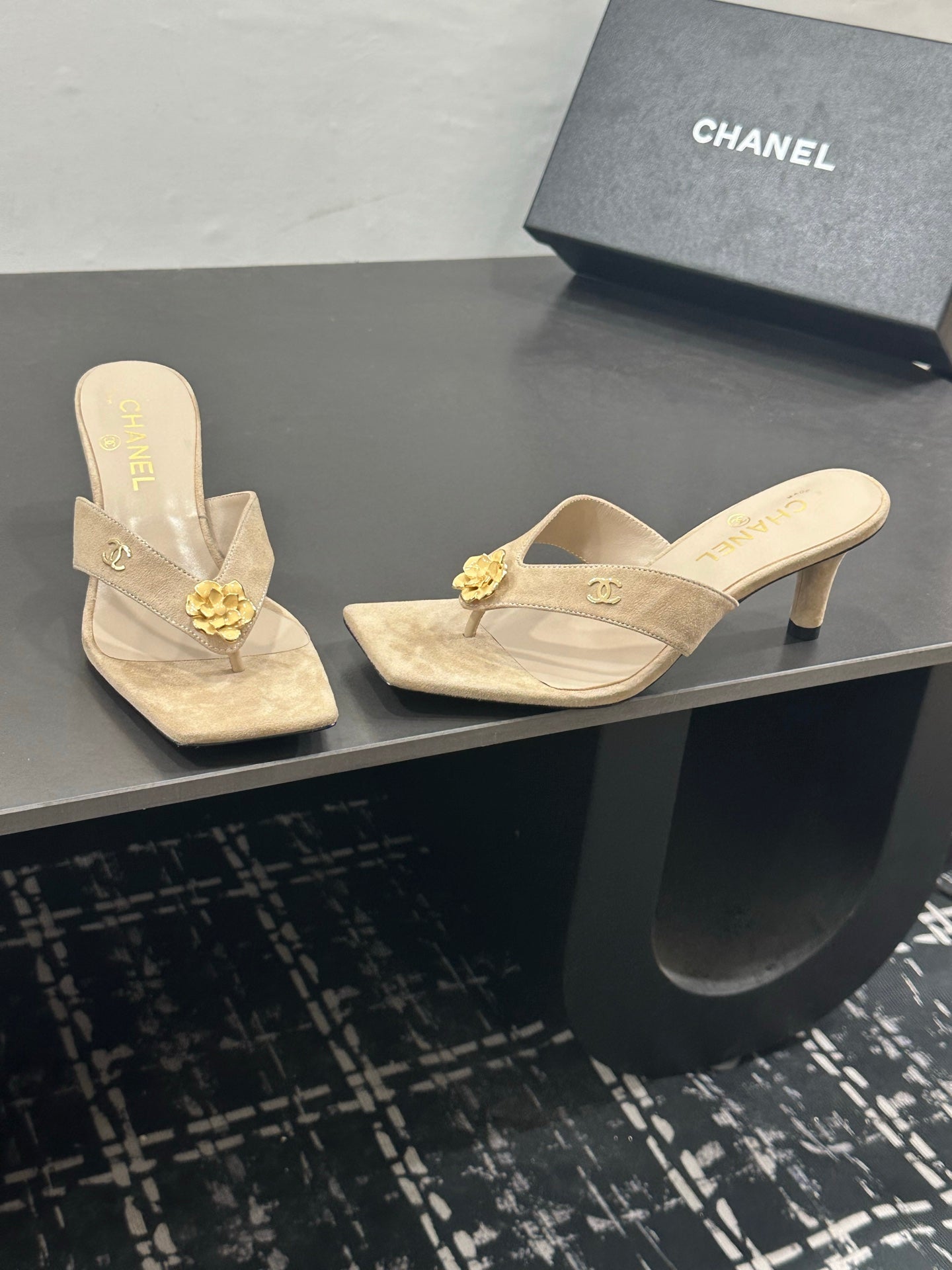 CHANEL 26S HIGH-HEEL THONG SANDALS IN BEIGE SUEDE WITH FLOWER DETAIL