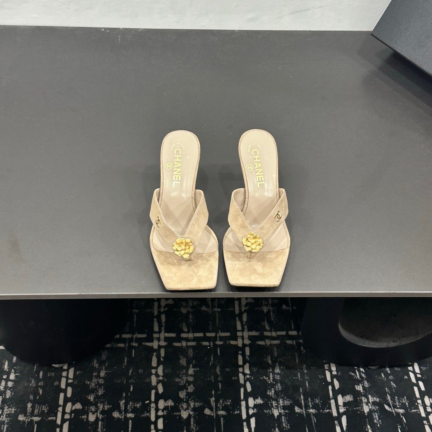 CHANEL 26S HIGH-HEEL THONG SANDALS IN BEIGE SUEDE WITH FLOWER DETAIL