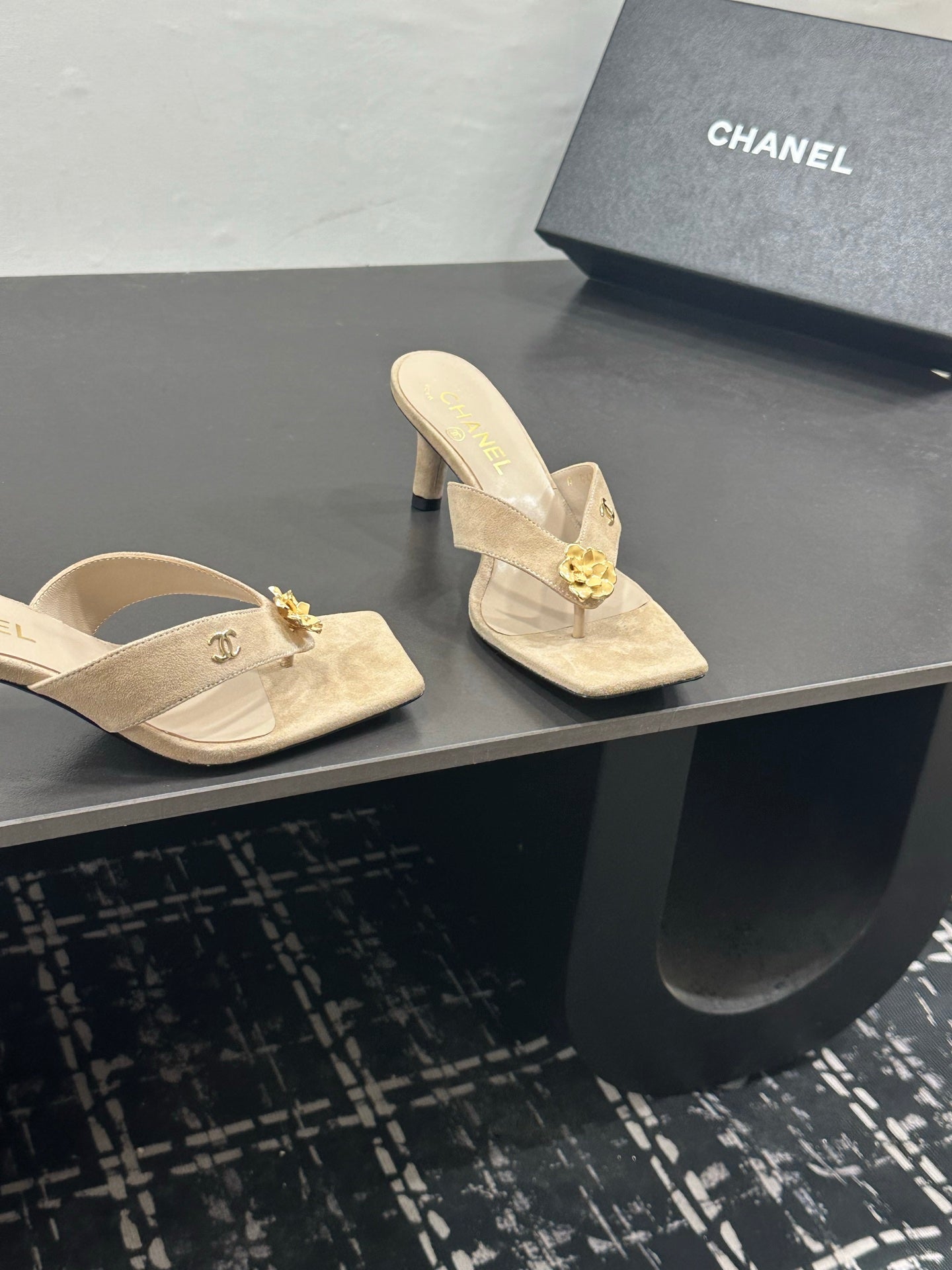 CHANEL 26S HIGH-HEEL THONG SANDALS IN BEIGE SUEDE WITH FLOWER DETAIL
