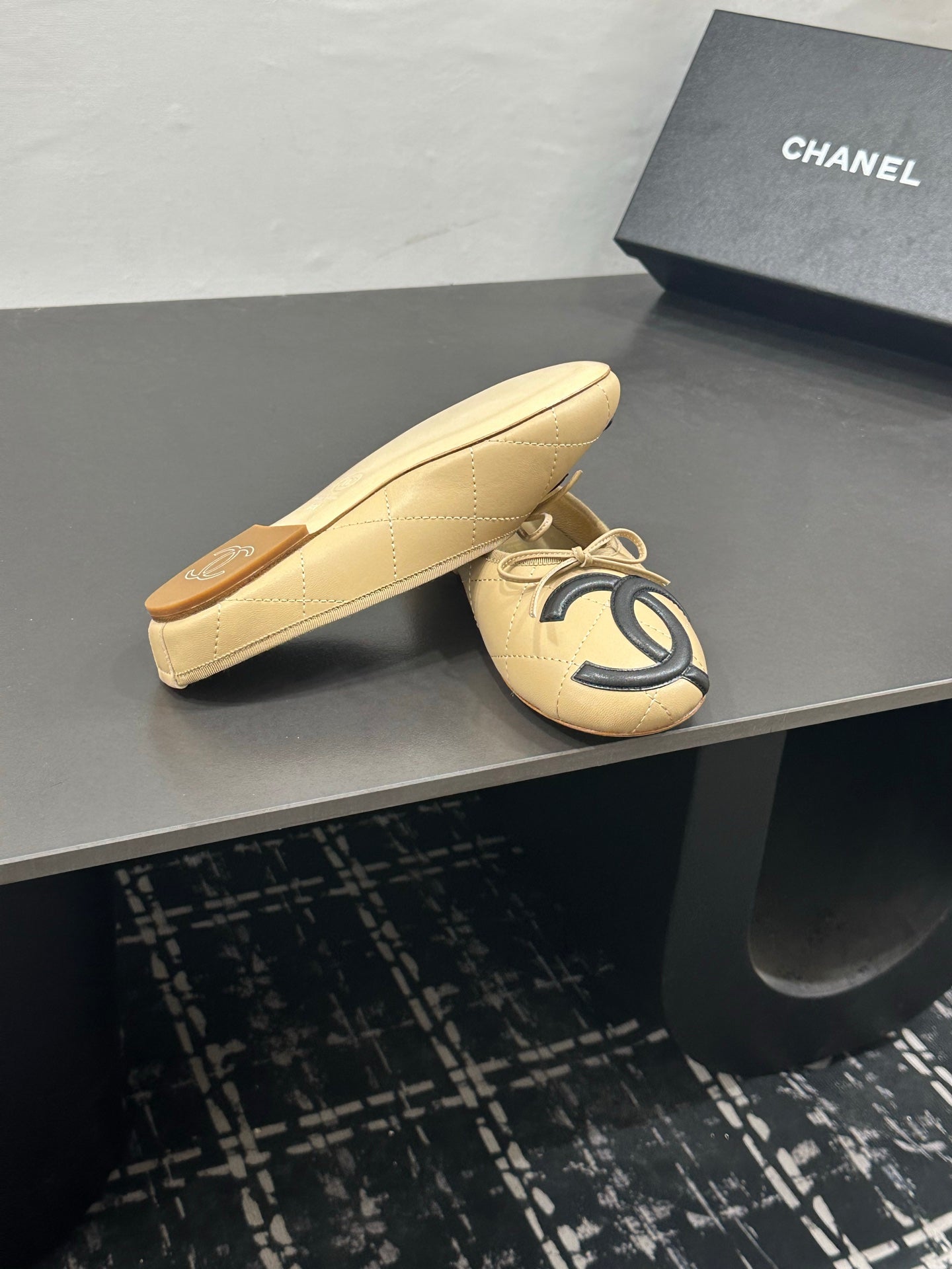 CHANEL 26S BALLET FLATS IN BEIGE CALFSKIN WITH BLACK CC LOGO