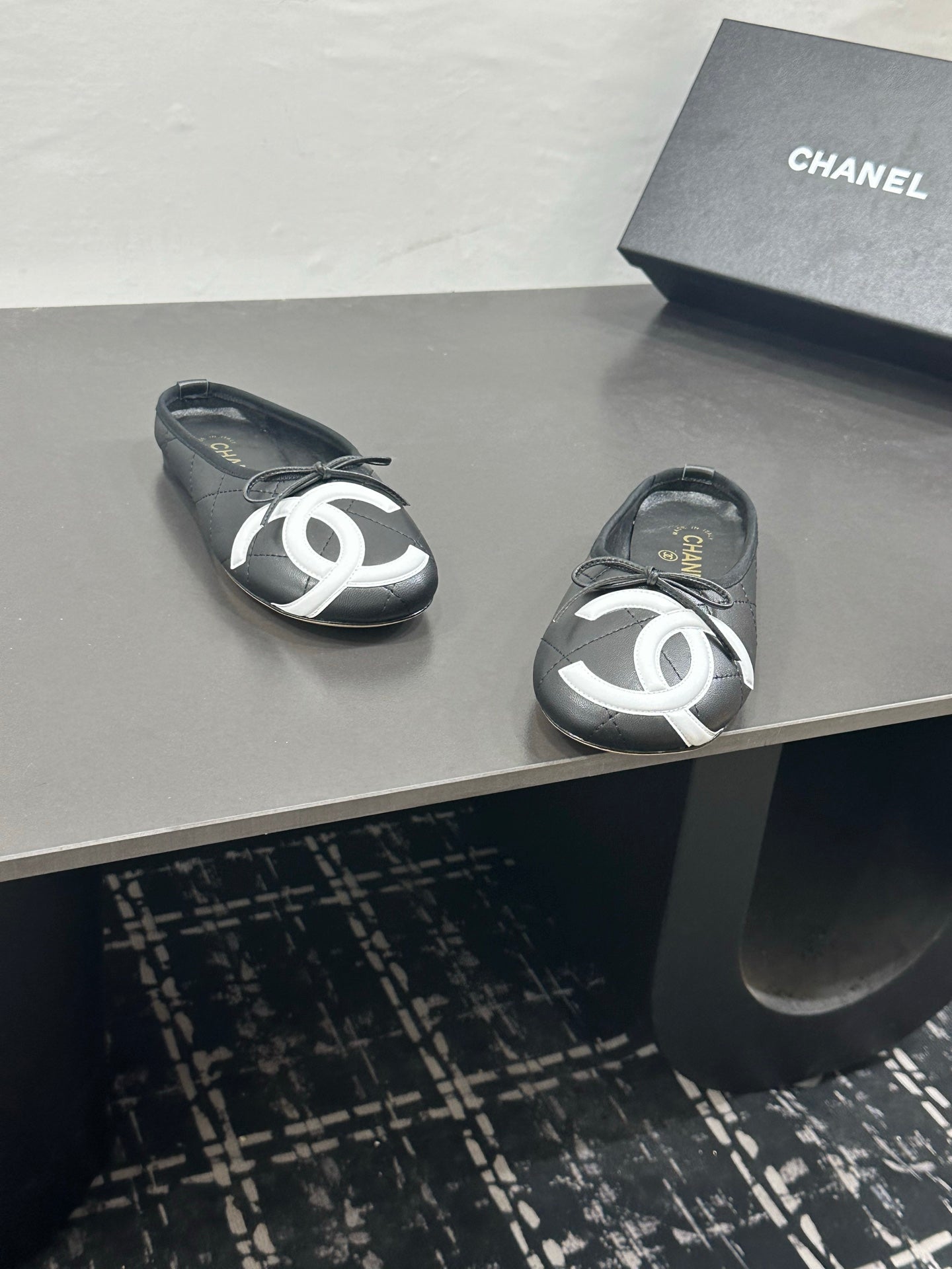 CHANEL 26S BALLET FLATS IN BLACK CALFSKIN WITH WHITE CC LOGO