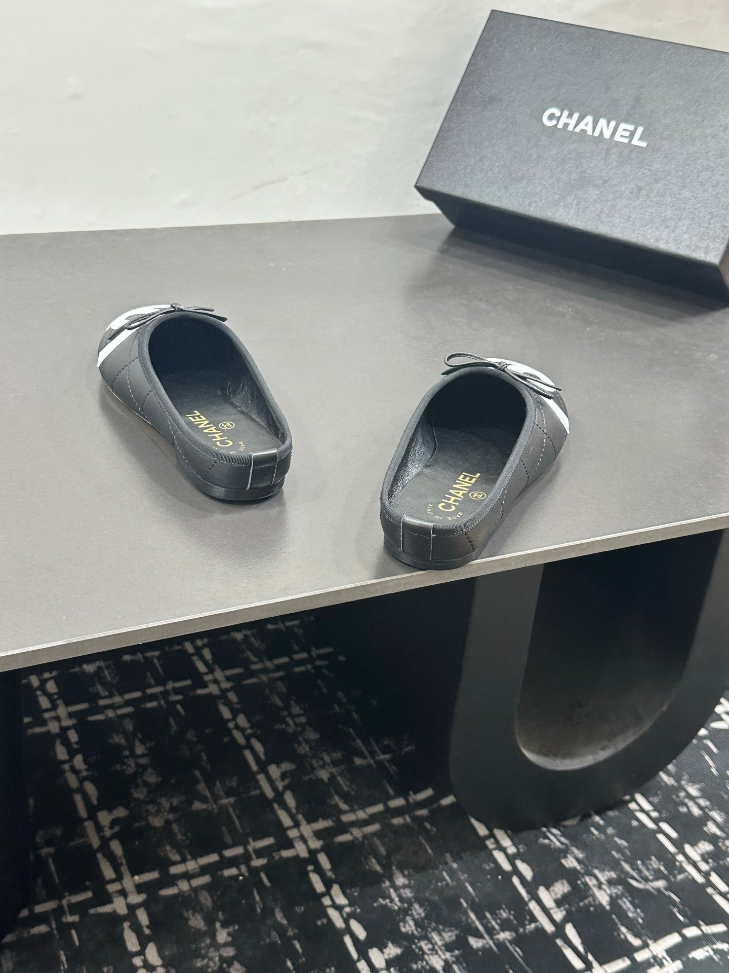 CHANEL 26S BALLET FLATS IN BLACK CALFSKIN WITH WHITE CC LOGO