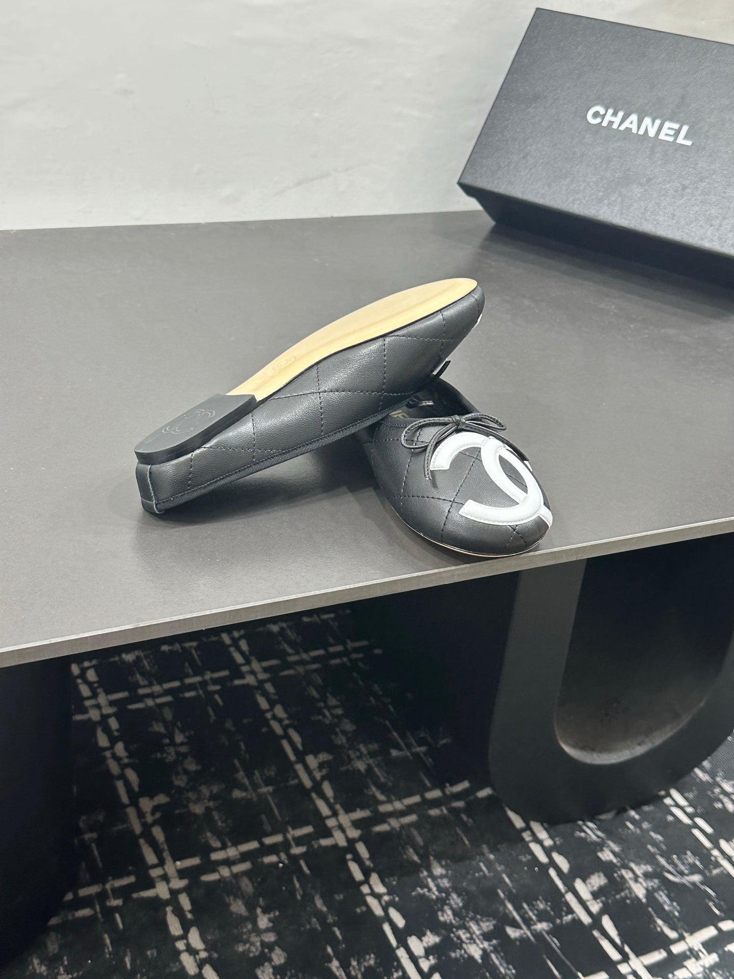 CHANEL 26S BALLET FLATS IN BLACK CALFSKIN WITH WHITE CC LOGO