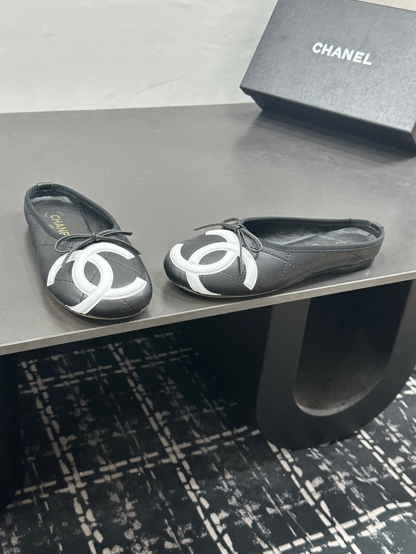 CHANEL 26S BALLET FLATS IN BLACK CALFSKIN WITH WHITE CC LOGO