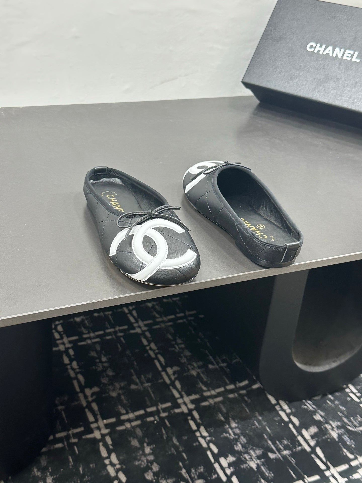 CHANEL 26S BALLET FLATS IN BLACK CALFSKIN WITH WHITE CC LOGO