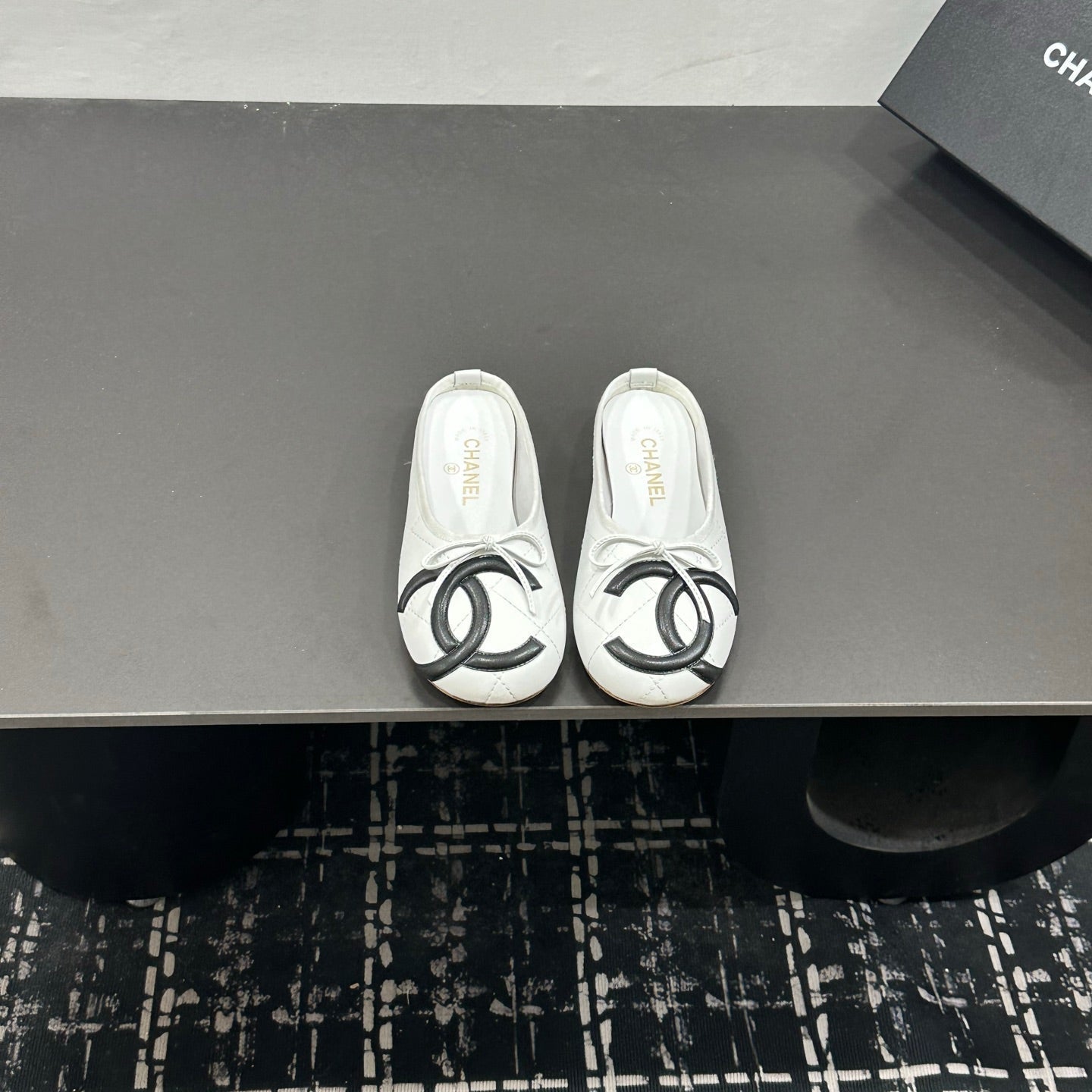 CHANEL 26S BALLET FLATS IN WHITE CALFSKIN WITH BLACK CC LOGO